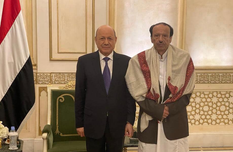 رئيس مجلس القيادة الرئاسي يزور اللواء ناصر منصور هادي