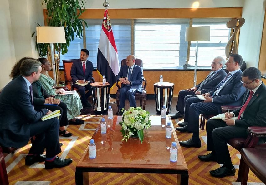 رئيس مجلس القيادة الرئاسي يستقبل فريق مجموعة الأزمات الدولية