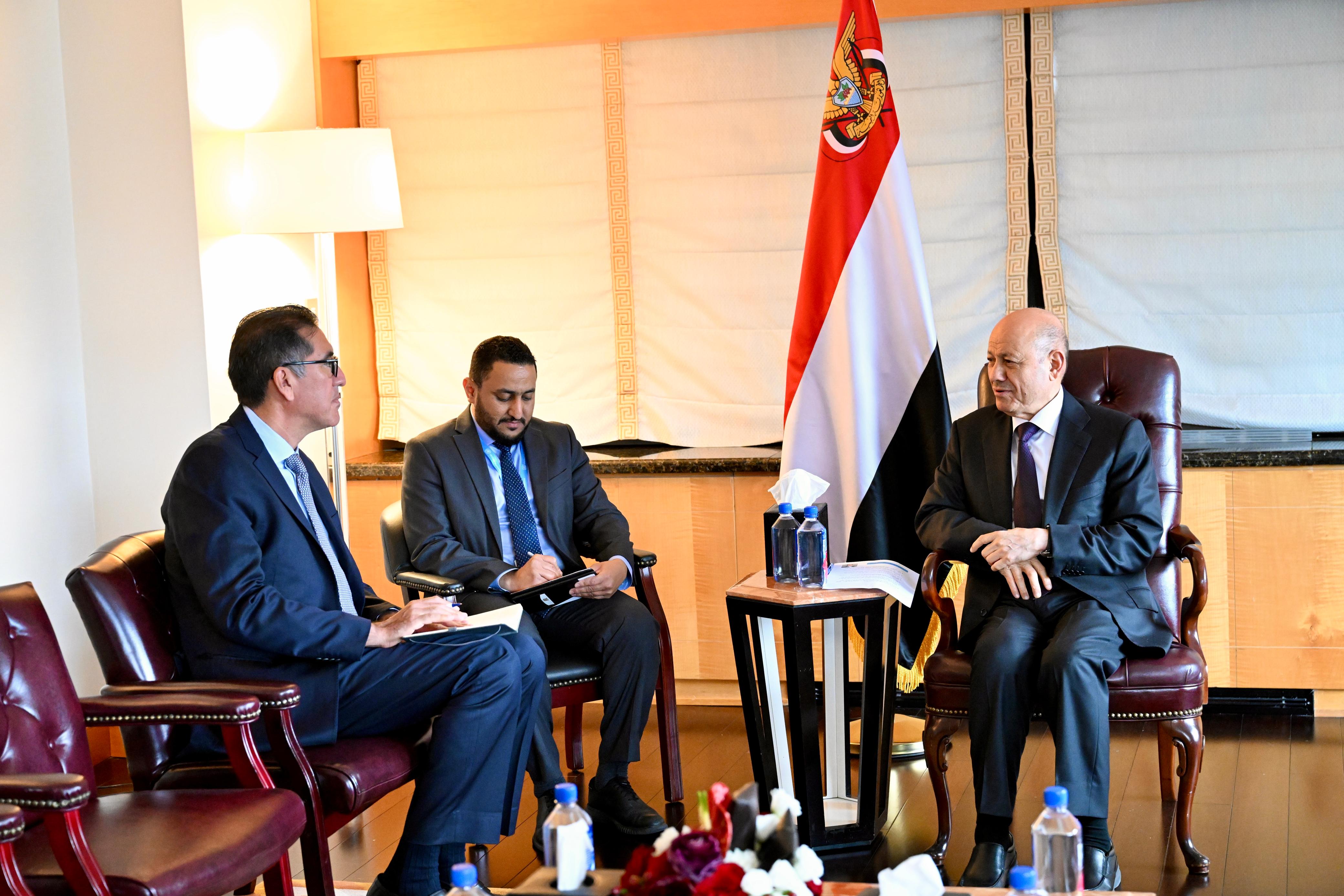 رئيس مجلس القيادة يستقبل نائب المدير التنفيذي لشركة هنت الأميركية