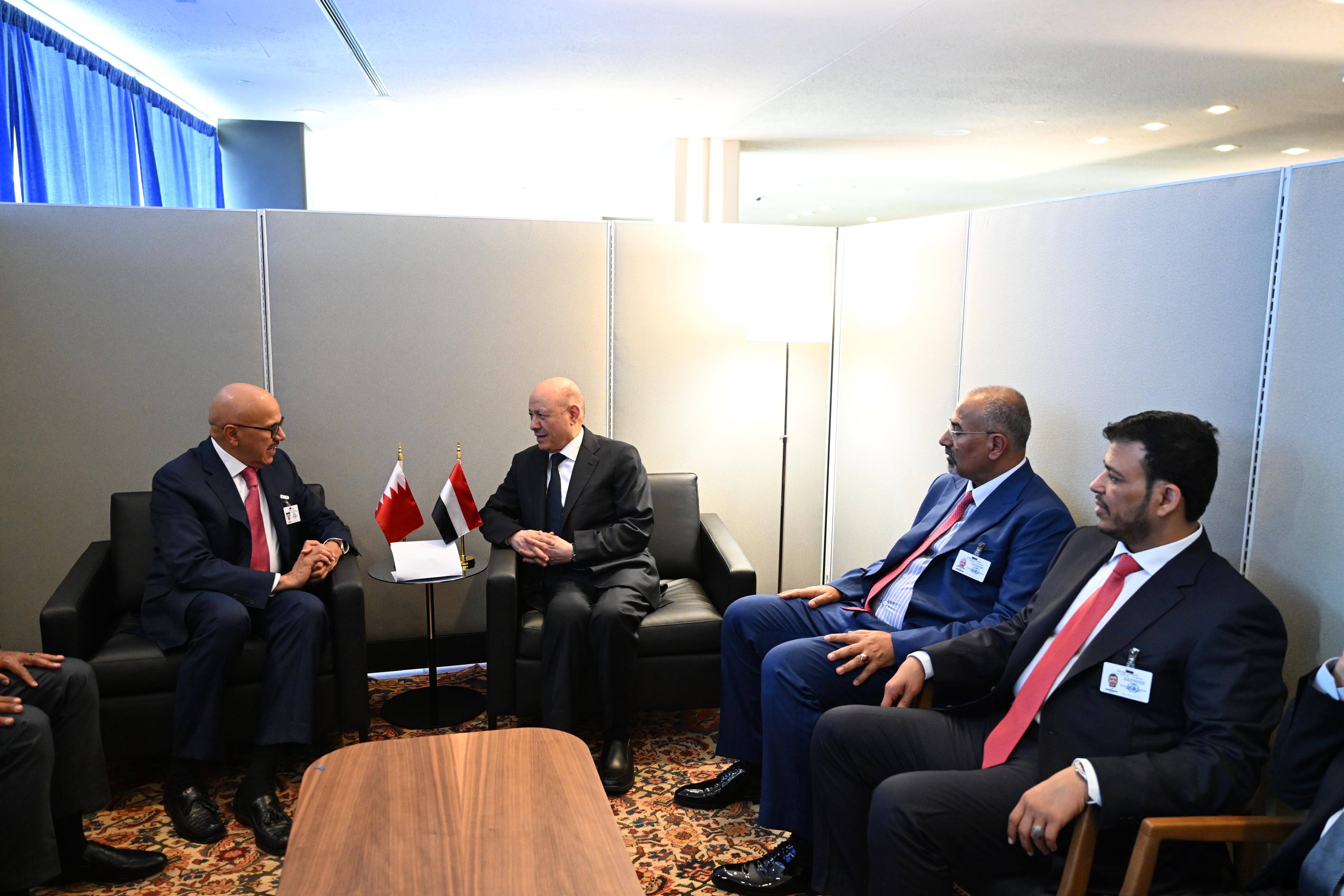 رئيس مجلس القيادة يستقبل وزير الخارجية البحريني لبحث التعاون الثنائي والتحديات المشتركة