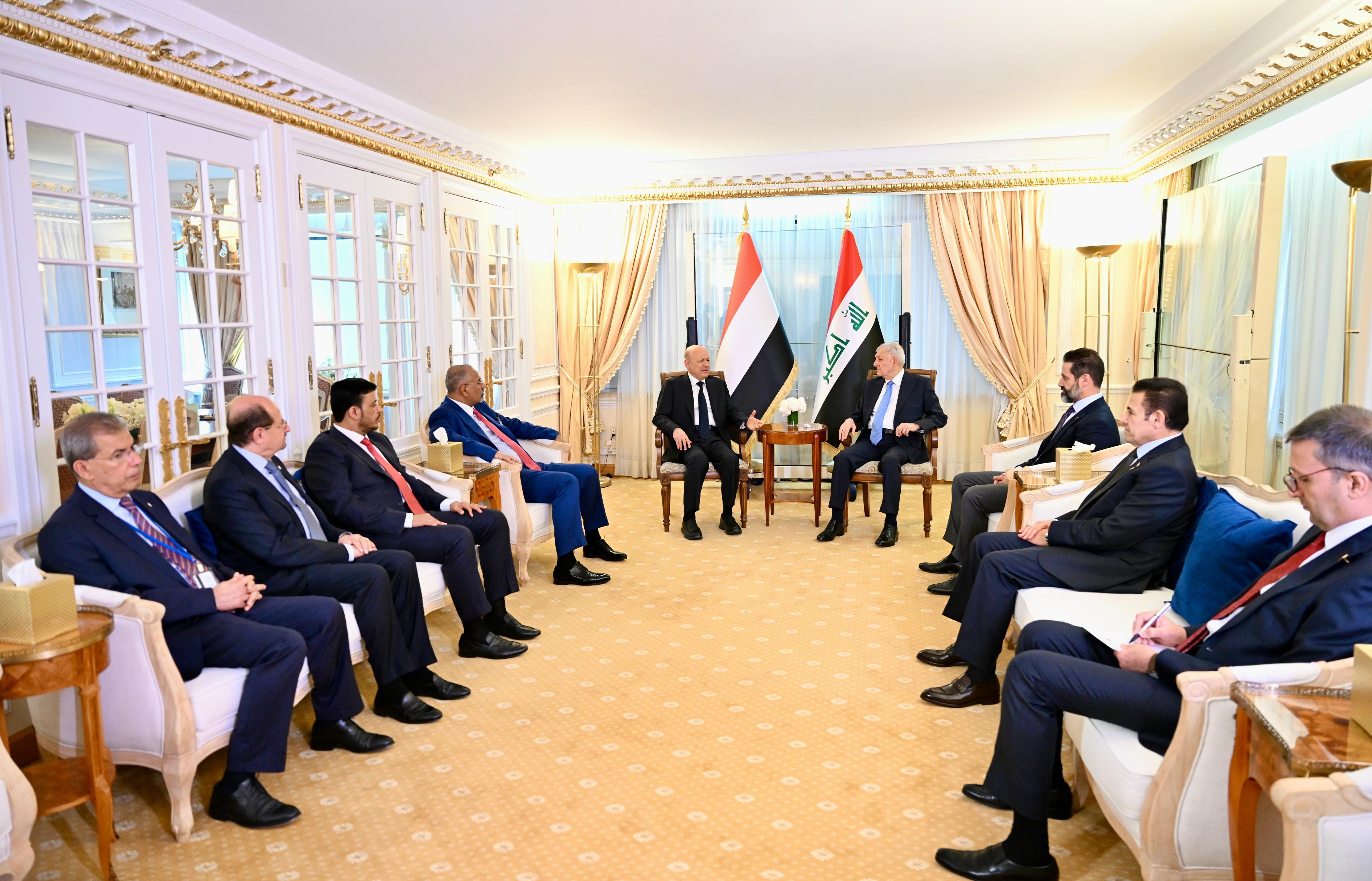 رئيس مجلس القيادة يبحث والرئيس العراقي العلاقات بين البلدين ومستجدات المنطقة