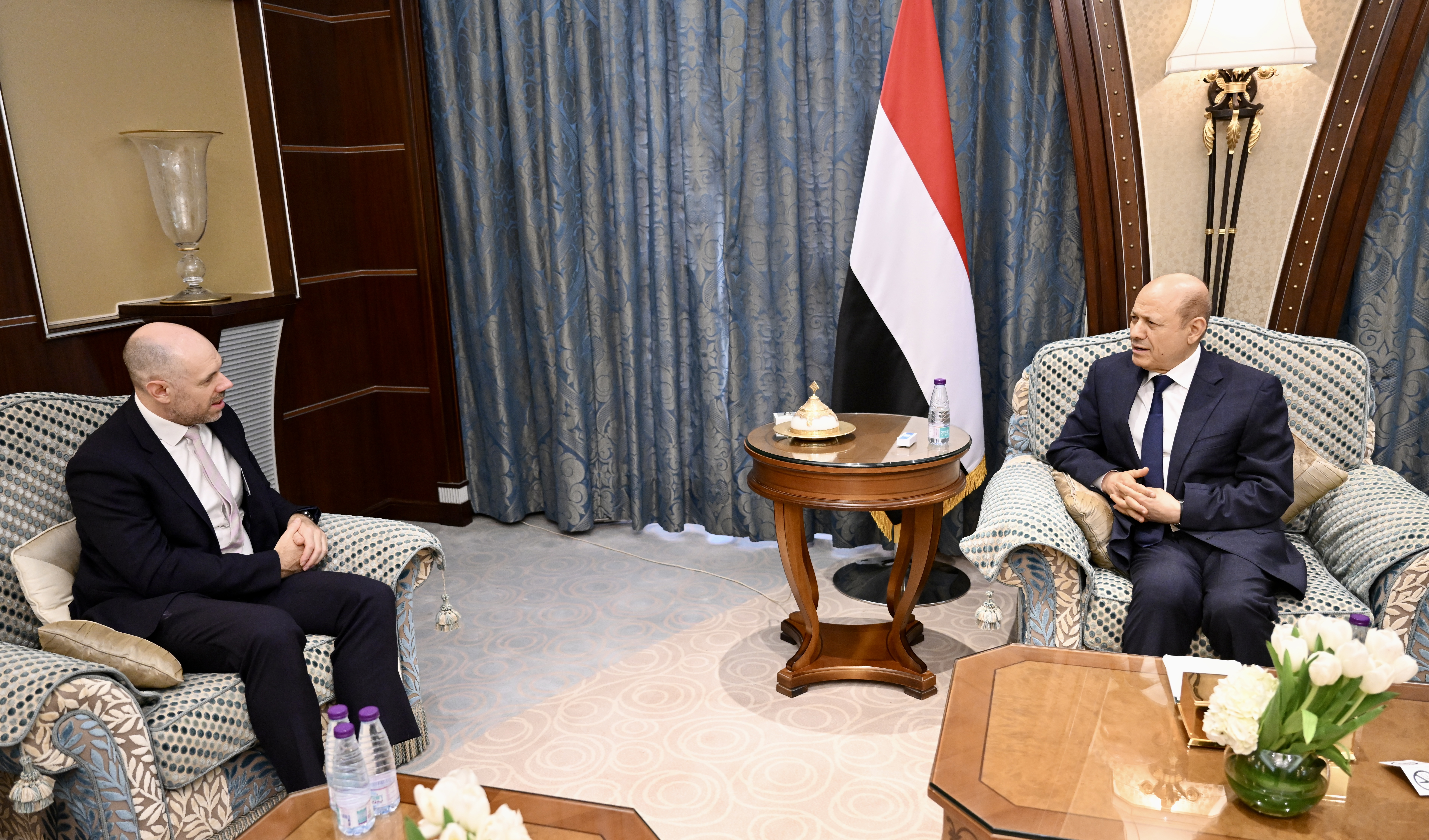 رئيس مجلس القيادة الرئاسي يستقبل سفير المملكة المتحدة 25 مايو 2023
