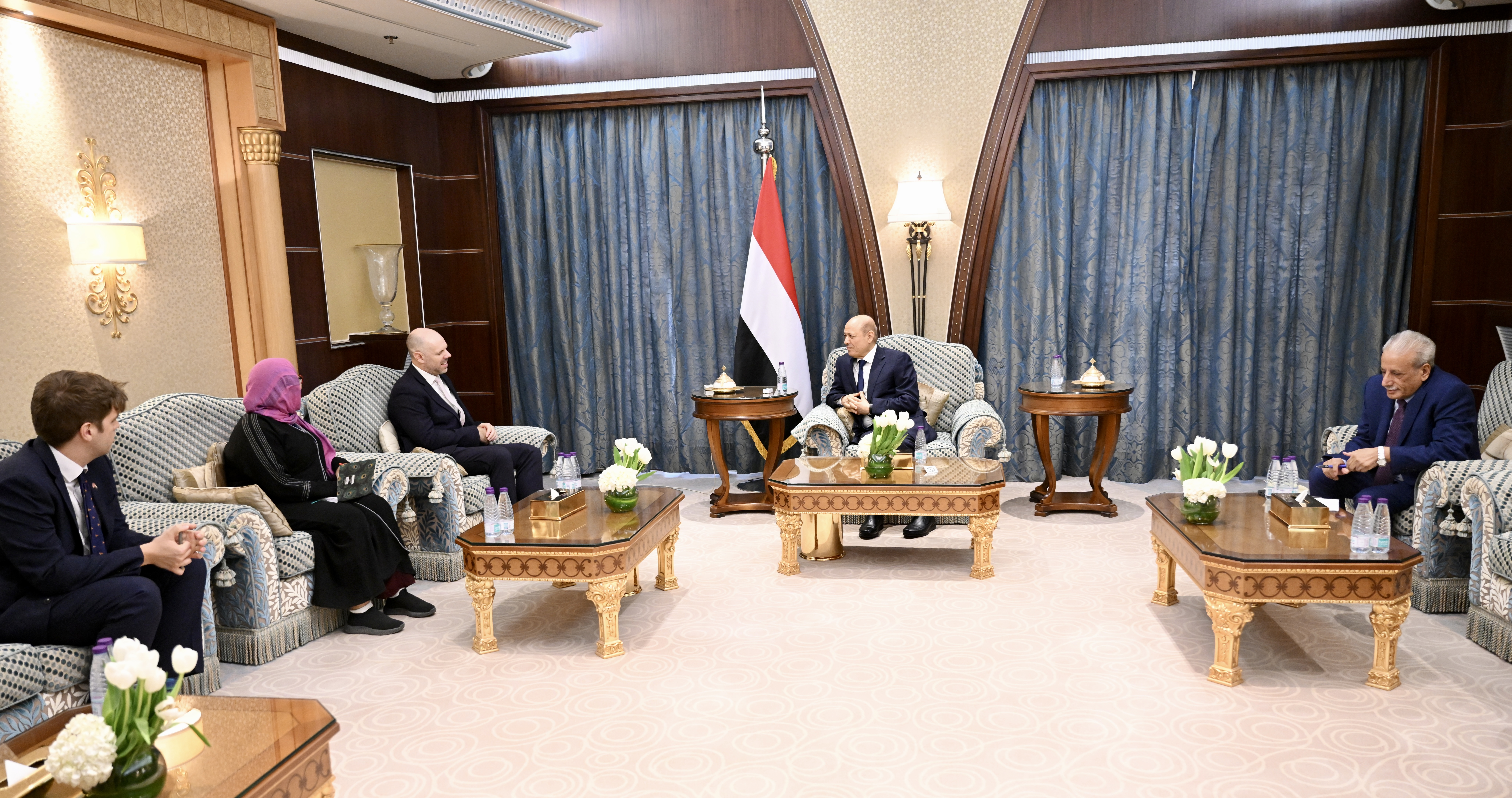 رئيس مجلس القيادة الرئاسي يستقبل سفير المملكة المتحدة 25 مايو 2023
