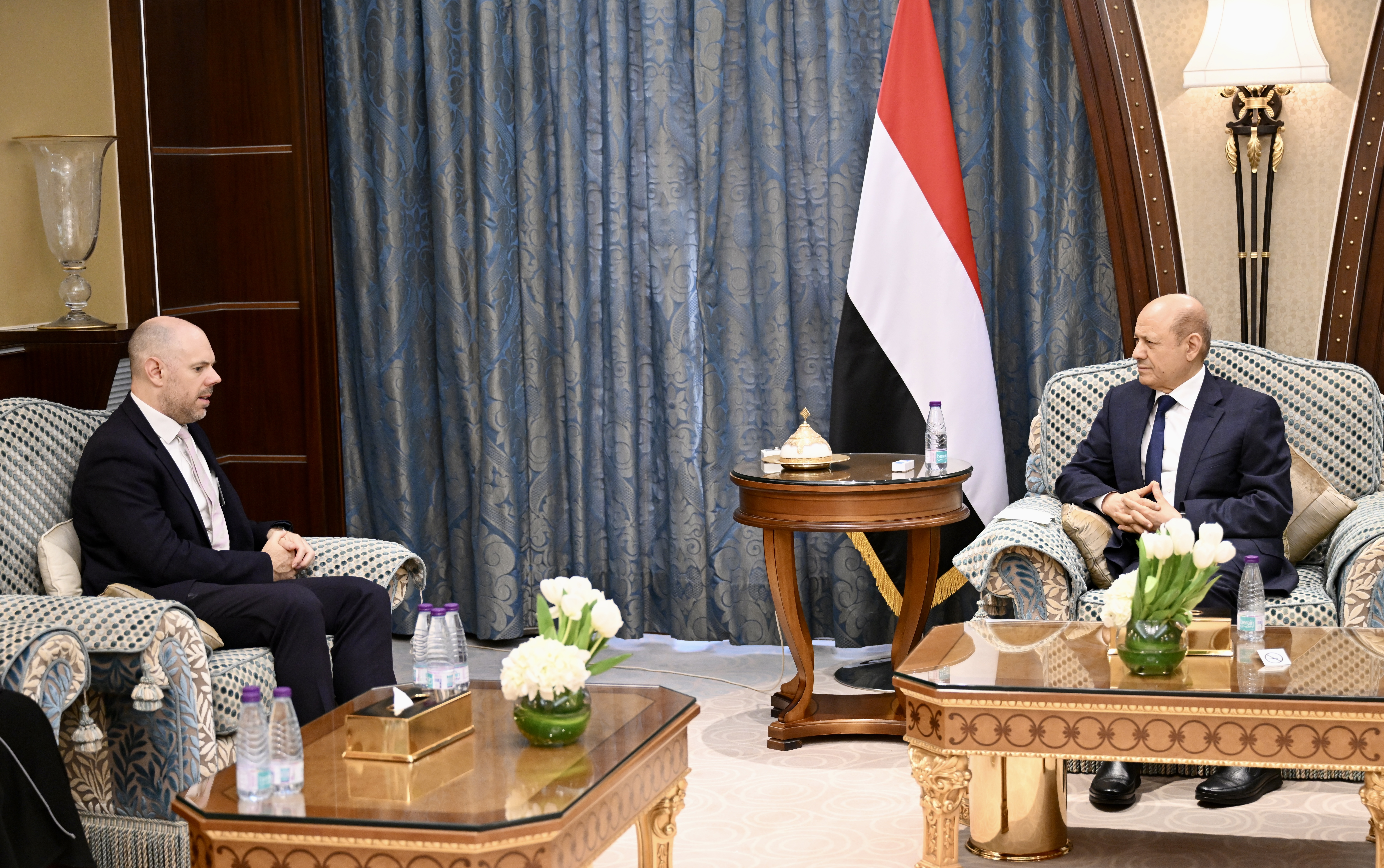 رئيس مجلس القيادة الرئاسي يستقبل سفير المملكة المتحدة 25 مايو 2023