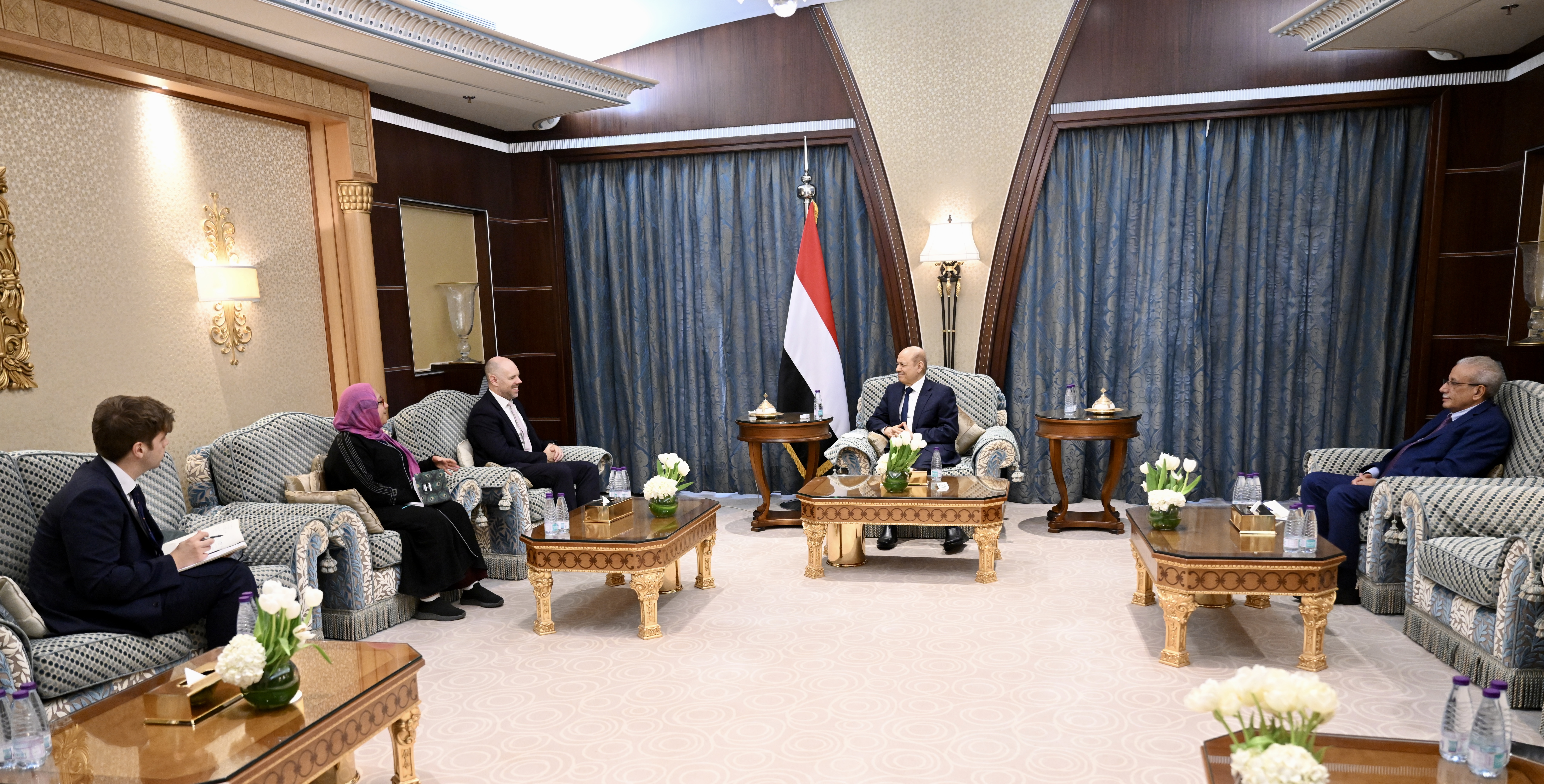 رئيس مجلس القيادة الرئاسي يستقبل سفير المملكة المتحدة 25 مايو 2023