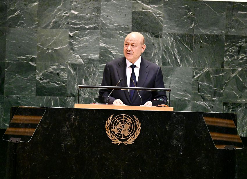 رئيس مجلس القيادة يدعو الى تحالف دولي لمكافحة ارهاب مليشيات إيران في اليمن والمنطقة