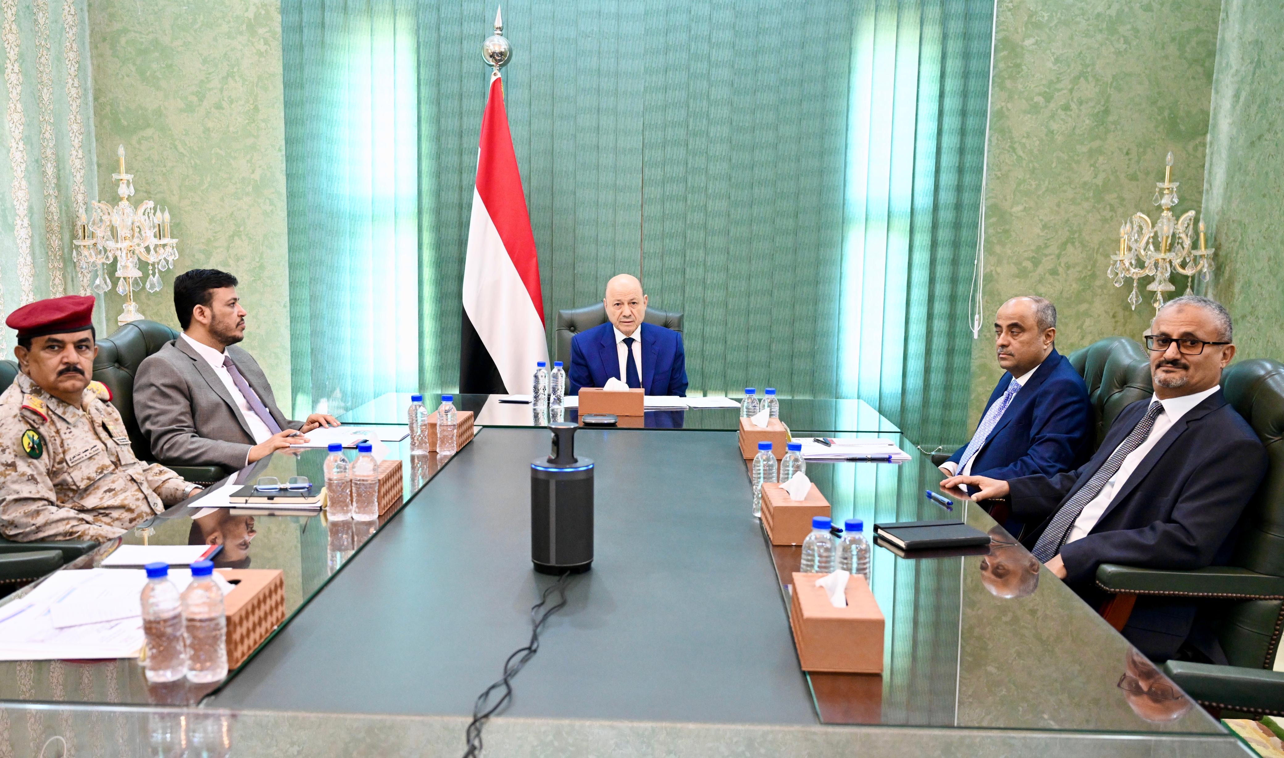 مجلس القيادة يجدد دعمه الكامل للإصلاحات الحكومية الشاملة ويشيد بالجاهزية العالية للقوات المسلحة والأمن وكافة التشكيلات العسكرية