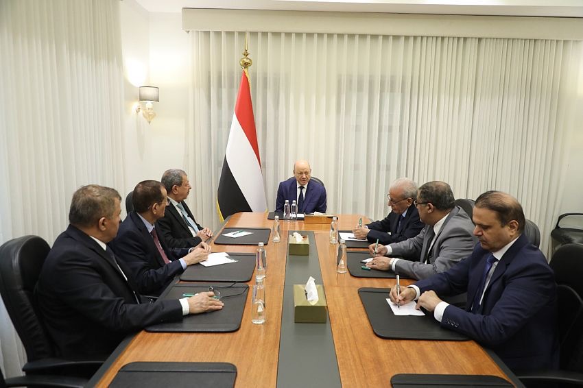 رئيس مجلس القيادة يشيد بالتكامل البناء بين القضاء وسلطة إنفاذ القانون في ردع المخططات الإرهابية