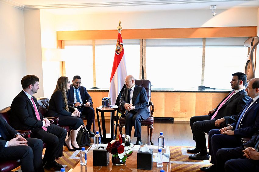 رئيس مجلس القيادة يؤكد اهمية استئناف الولايات المتحدة لمساعداتها الانسانية وتمديد حمايتها القانونية لليمنيين