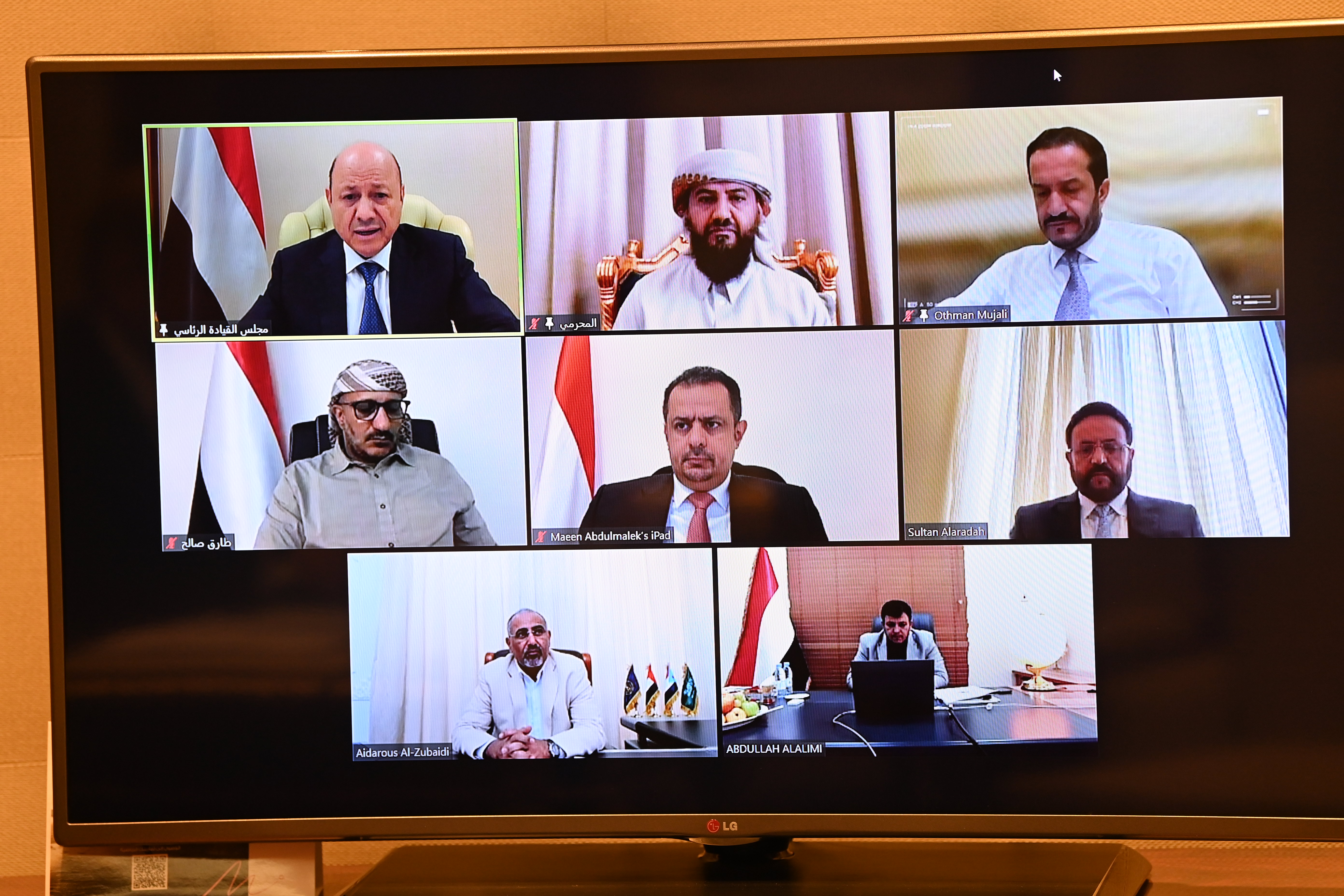 مجلس القيادة الرئاسي يواصل نقاشاته حول مستجدات الاوضاع المحلية والاجراءات التنفيذية لقرار مجلس الدفاع الوطني 26 نوفمبر2022