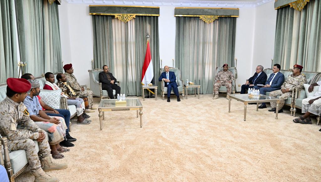 رئيس مجلس القيادة يكرم أسر شهداء حضرموت