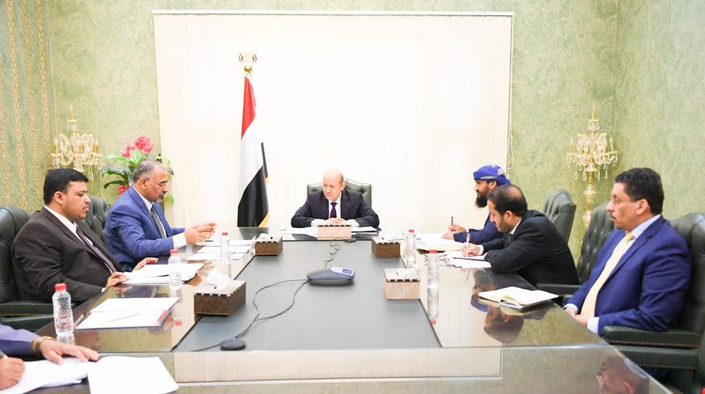 مجلس القيادة الرئاسي يدين جريمة الروضة في تعز ويحذر من استمرار انتهاكات المليشيا ويحث على تعزيز مكافحة الارهاب في عدن