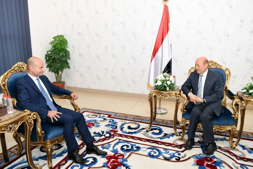 رئيس مجلس القيادة الرئاسي يستقبل السفير الفرنسي