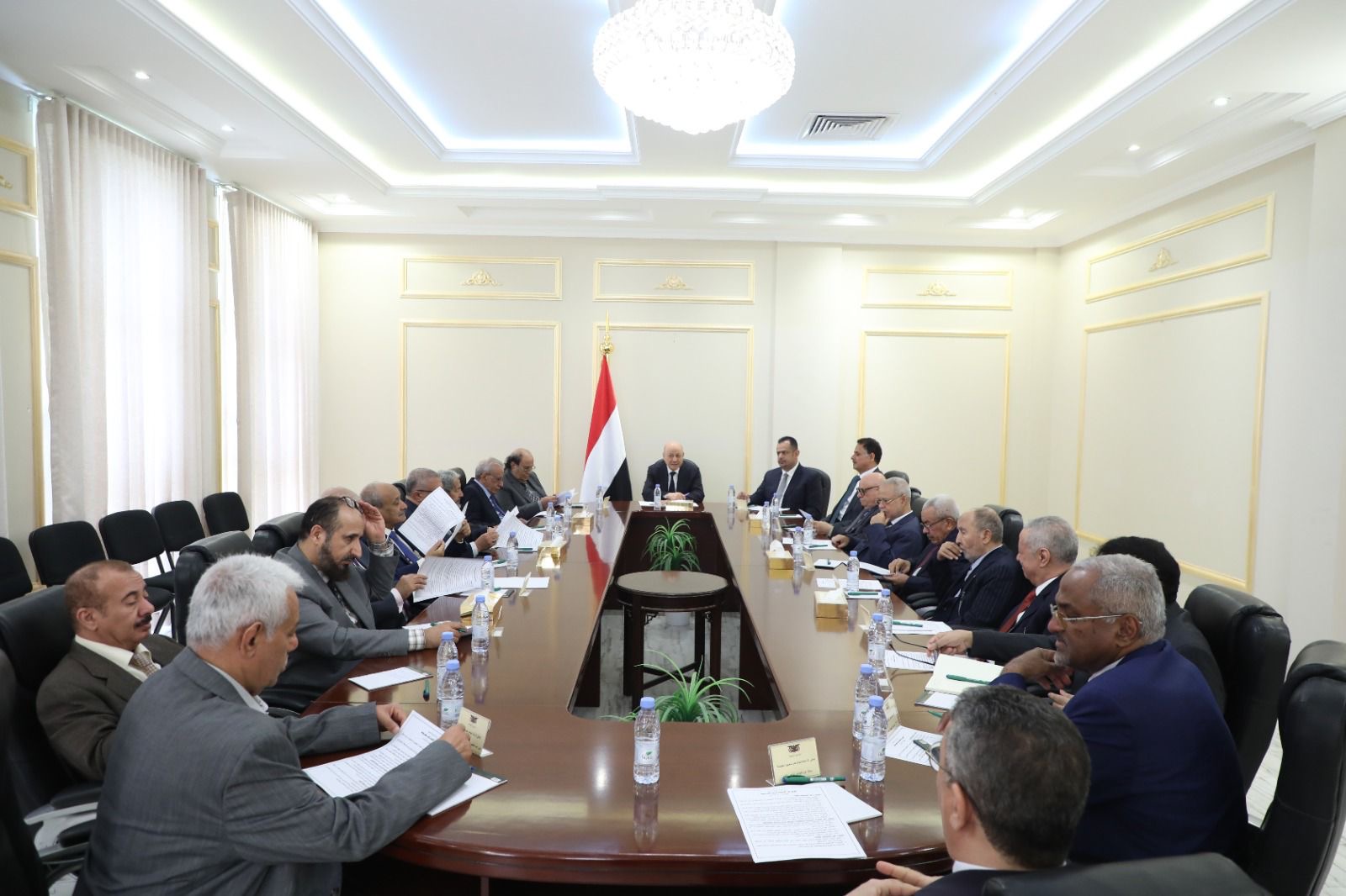 رئيس مجلس القيادة يثمن عاليا استمرار جهود الوساطة السعودية الإماراتية من أجل خفض التصعيد في المحافظات الشرقية