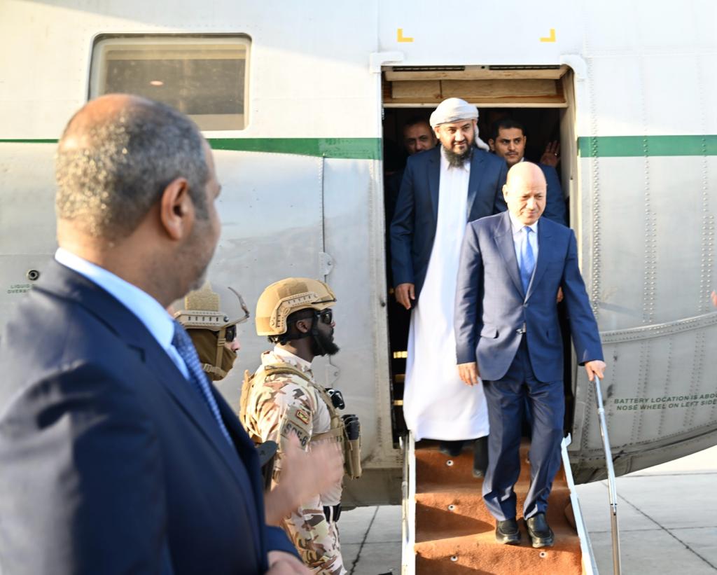 رئيس مجلس القيادة الرئاسي مع عبدالرحمن المحرمي يصلان عدن