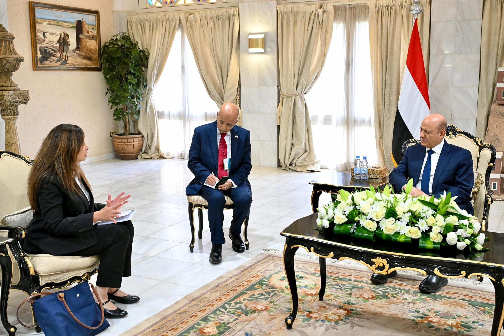 رئيس مجلس القيادة يستقبل مساعدة مدير الوكالة الأمريكية للتنمية