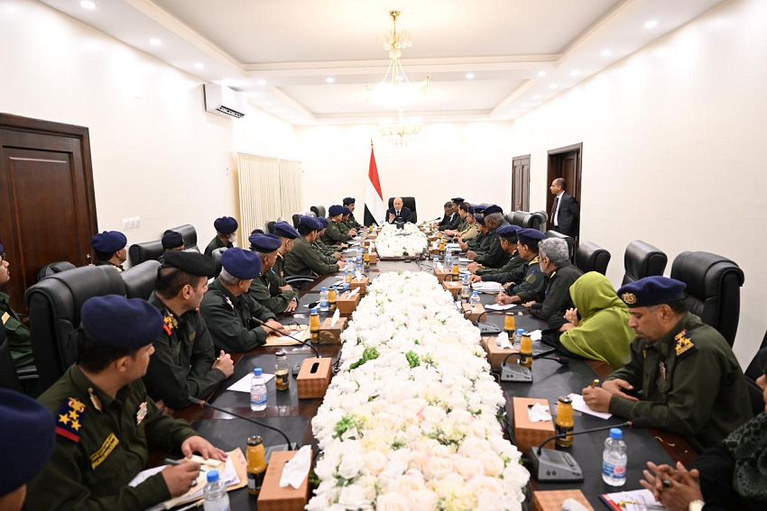 رئيس مجلس القيادة يجتمع بقيادة وزارة الداخلية ورؤساء المصالح الامنية ومدراء عموم الشرطة في المحافظات