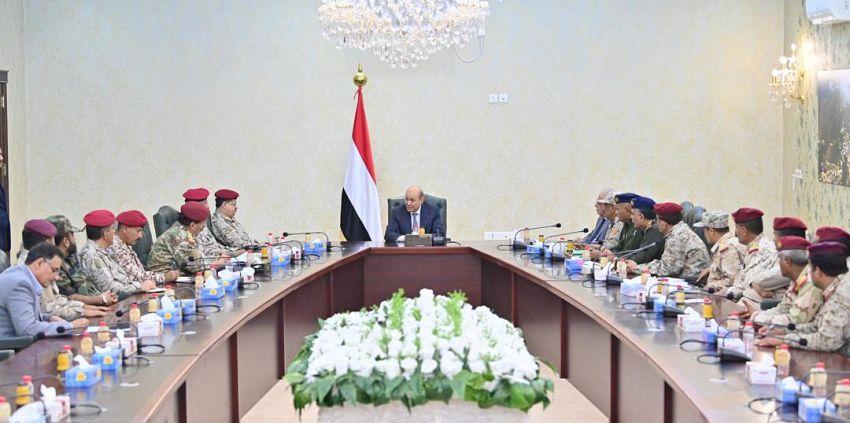 رئيس مجلس القيادة الرئاسي يجتمع بقيادة وزارة الدفاع و القوات المسلحة والأمن