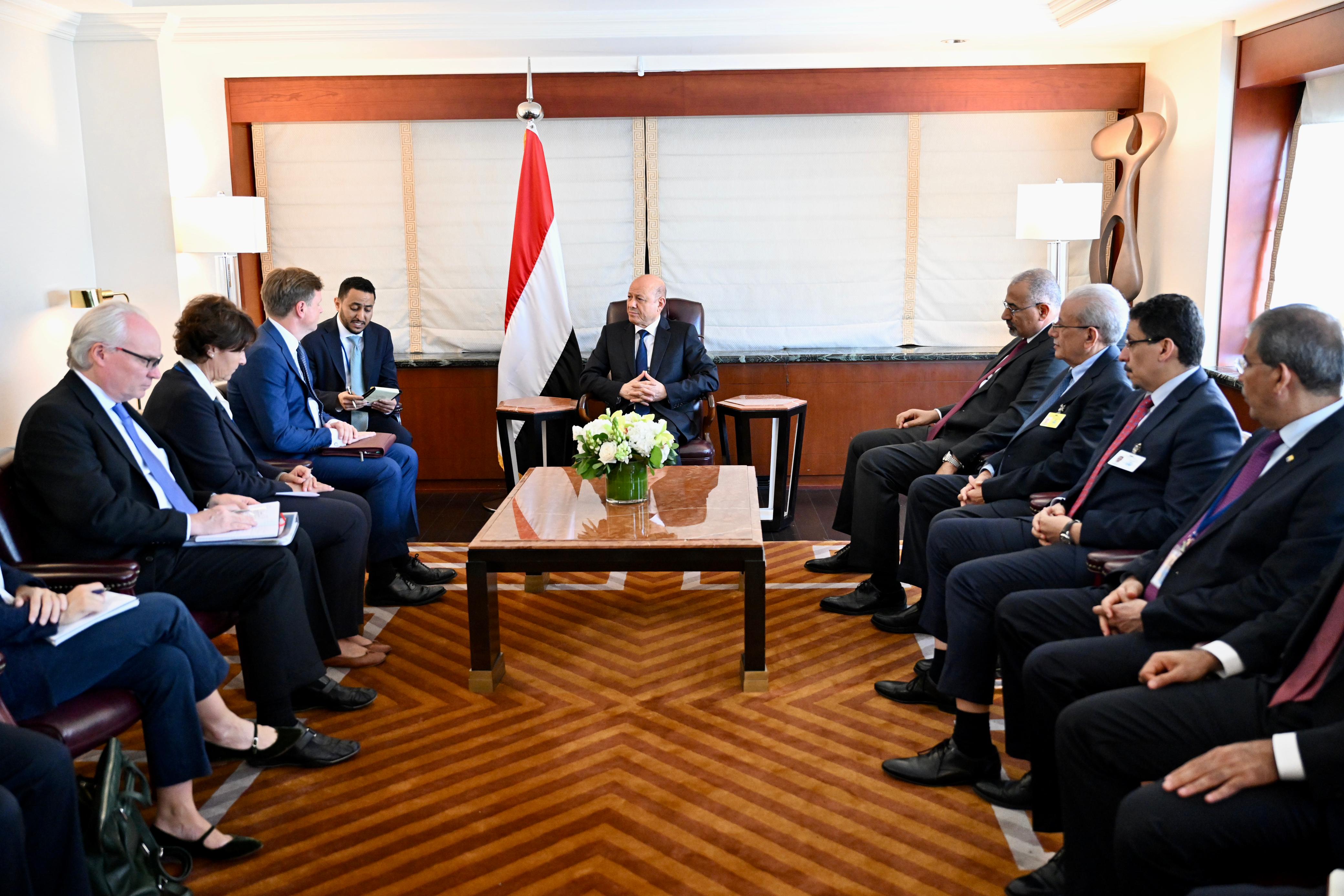 رئيس مجلس القيادة يعقد لقاء ثلاثيا مع المبعوث الأمريكي ومسؤولين في الخاريجيتين البريطانية والفرنسية الخميس ، 21 سبتمبر 2023