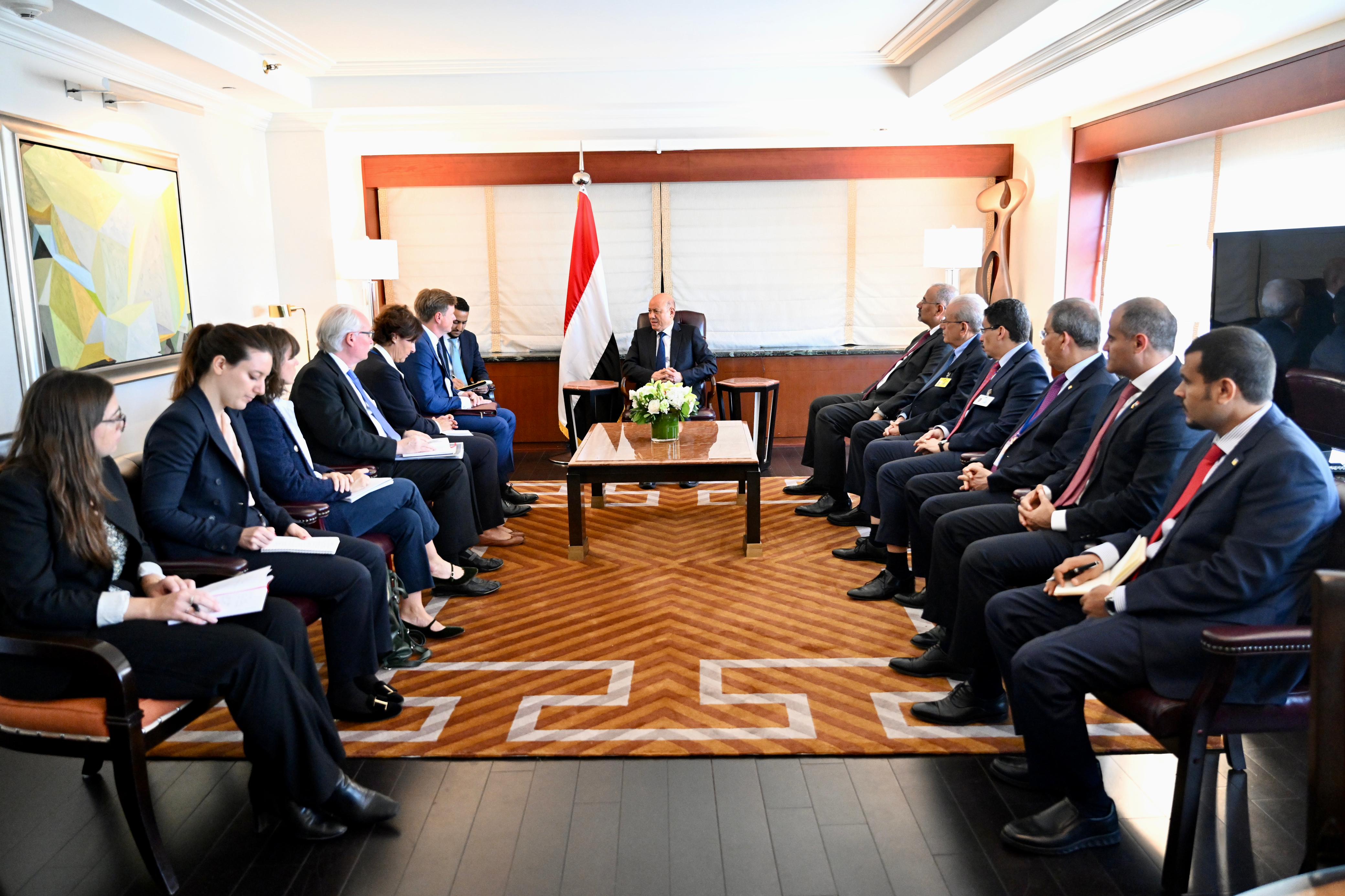 رئيس مجلس القيادة يعقد لقاء ثلاثيا مع المبعوث الأمريكي ومسؤولين في الخاريجيتين البريطانية والفرنسية الخميس ، 21 سبتمبر 2023