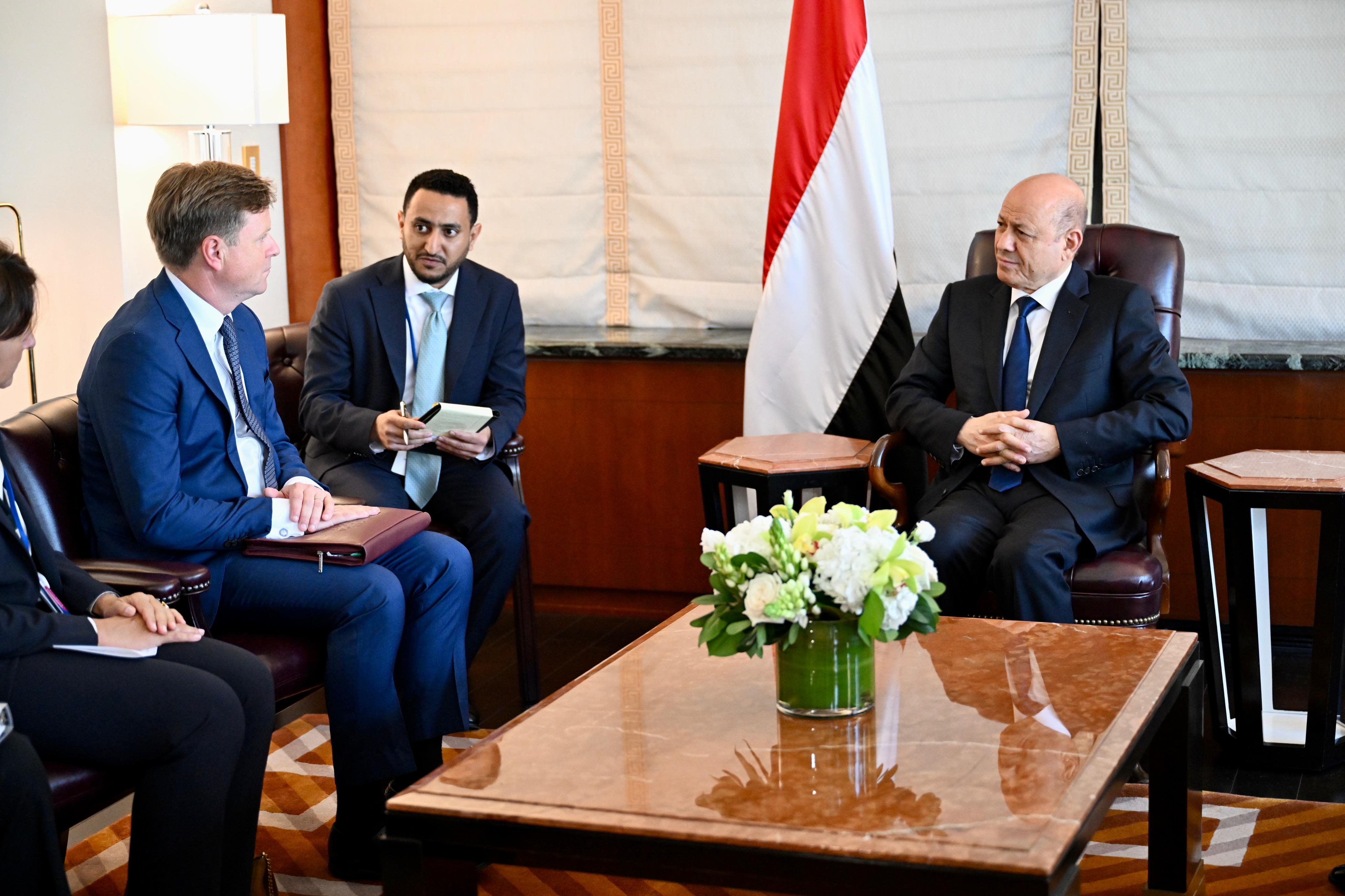 رئيس مجلس القيادة يعقد لقاء ثلاثيا مع المبعوث الأمريكي ومسؤولين في الخاريجيتين البريطانية والفرنسية الخميس ، 21 سبتمبر 2023