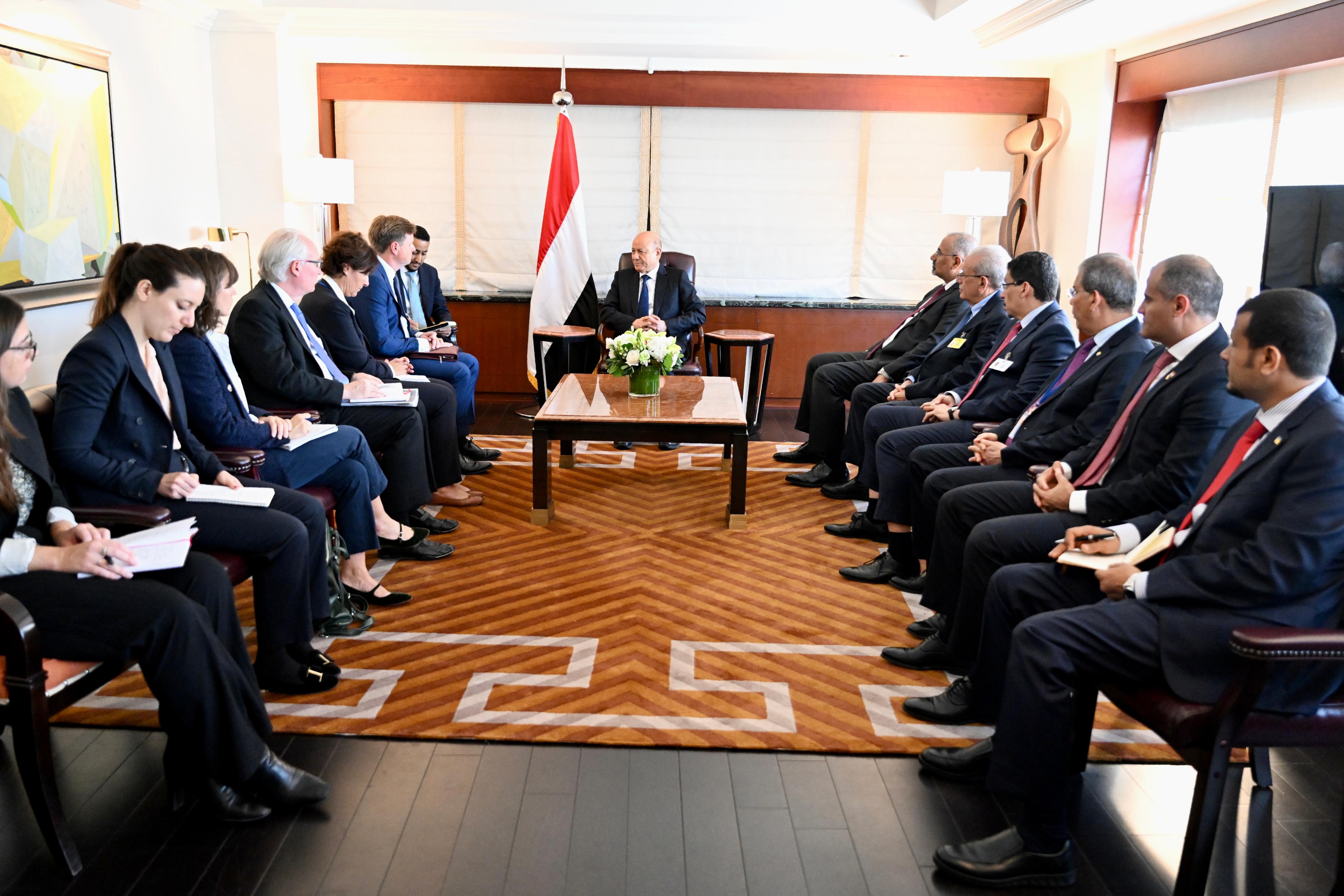 رئيس مجلس القيادة يعقد لقاء ثلاثيا مع المبعوث الأمريكي ومسؤولين في الخاريجيتين البريطانية والفرنسية الخميس ، 21 سبتمبر 2023