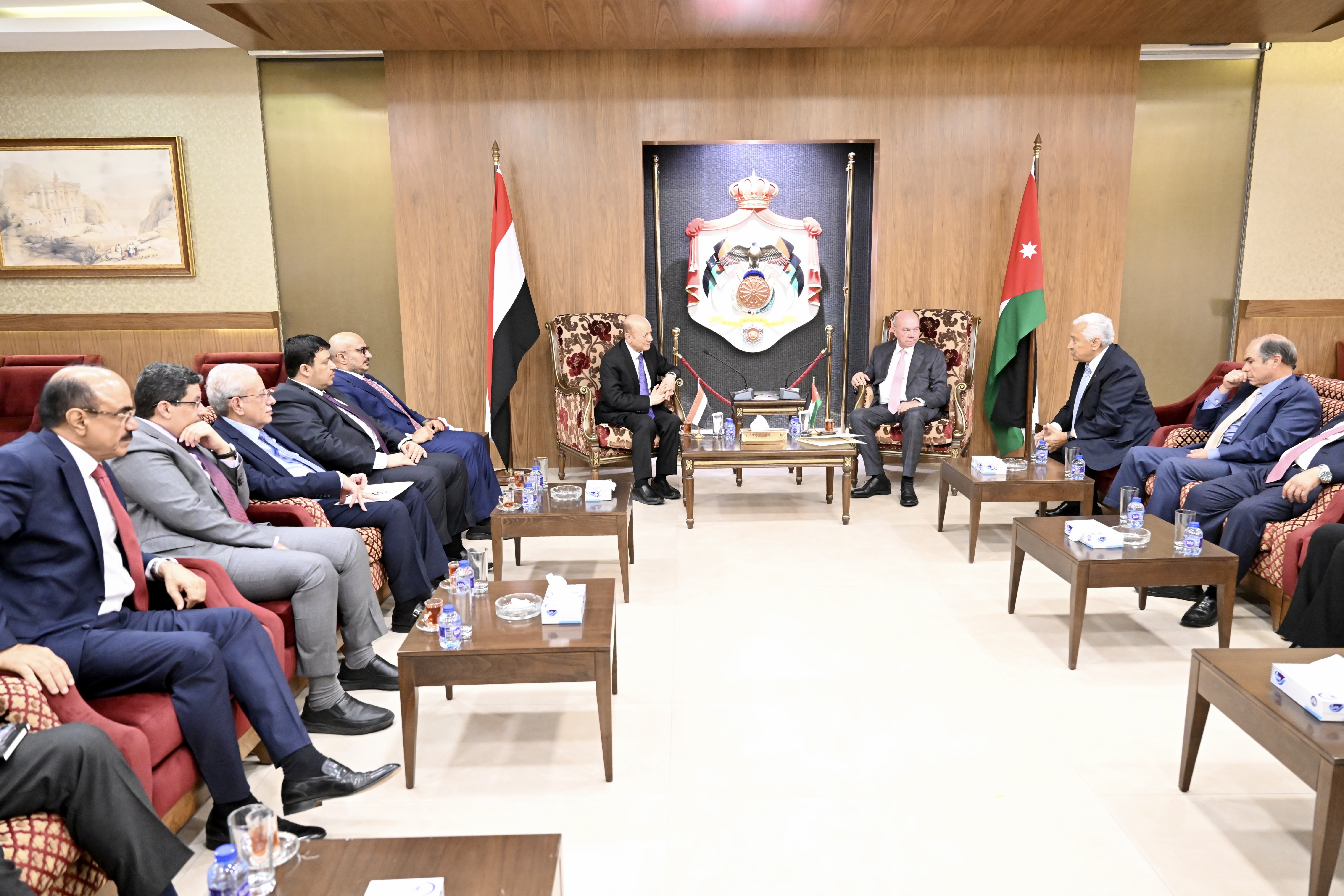 رئيس مجلس القيادة الرئاسي يلتقي رئيس مجلس الأعيان الأردني 28 نوفمبر 2022