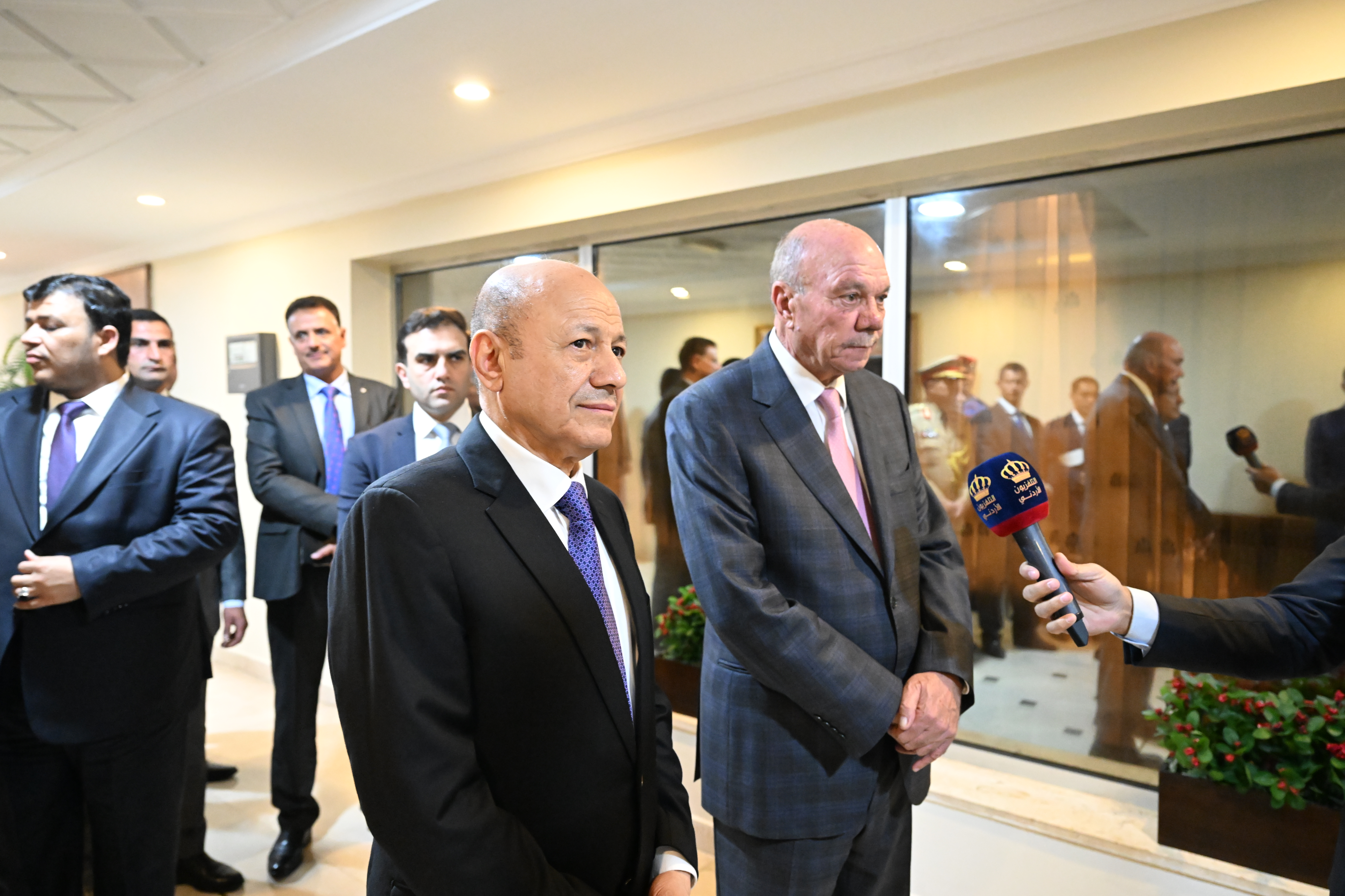رئيس مجلس القيادة الرئاسي يلتقي رئيس مجلس الأعيان الأردني 28 نوفمبر 2022