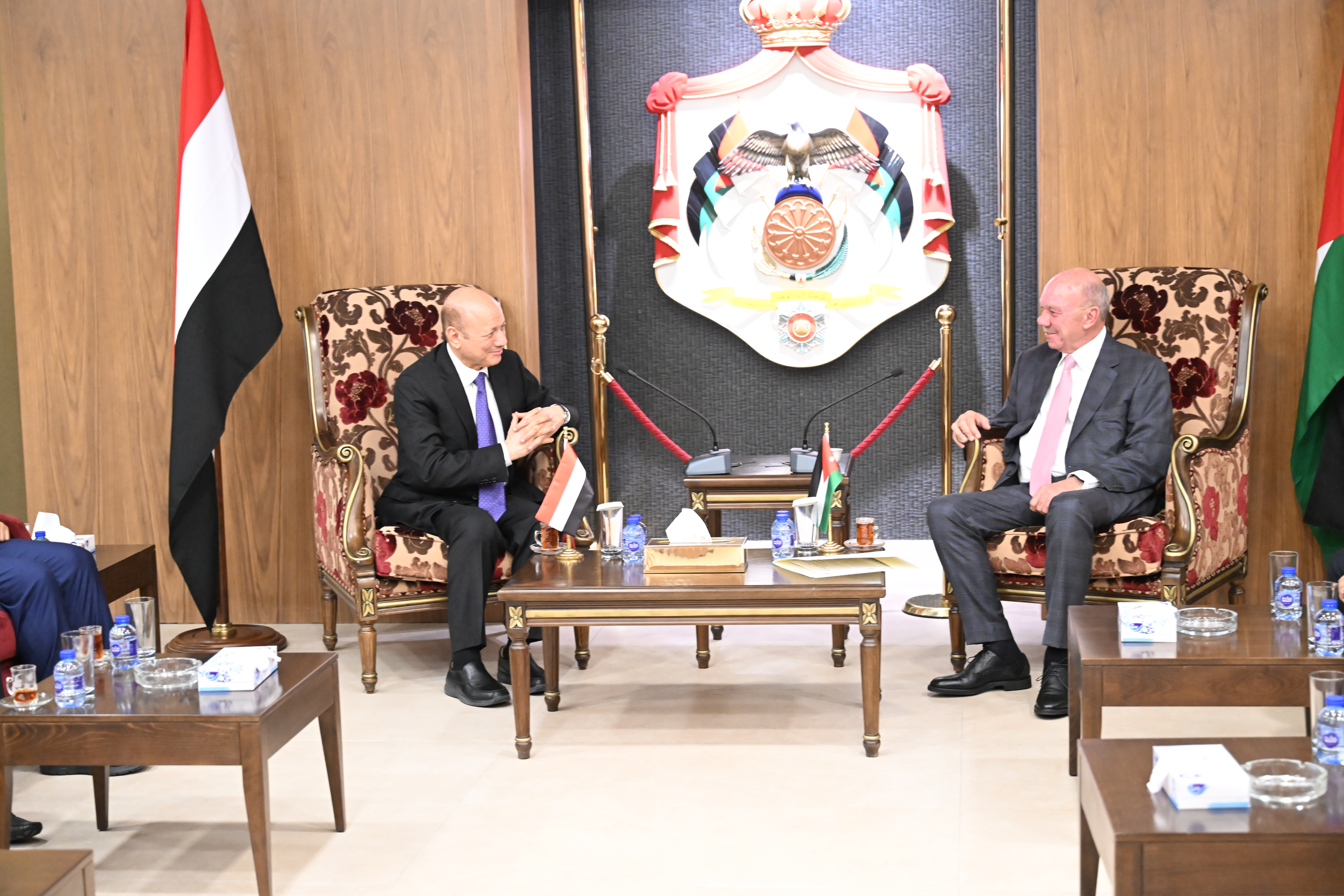 رئيس مجلس القيادة الرئاسي يلتقي رئيس مجلس الأعيان الأردني 28 نوفمبر 2022