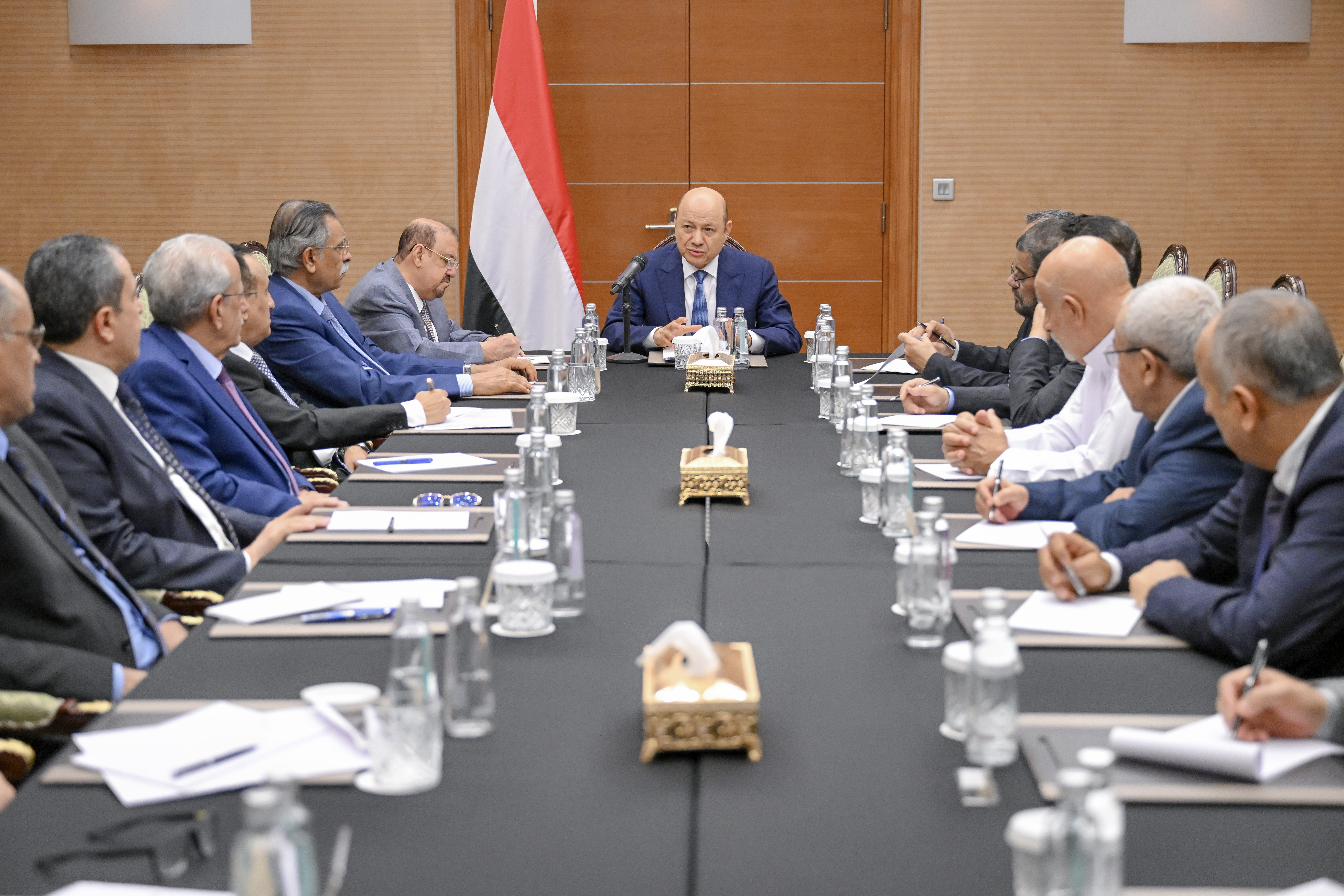 رئيس مجلس القيادة الرئاسي يجتمع برئاستي مجلسي النواب والشورى ورؤساء الكتل البرلمانية 28 مايو 2023