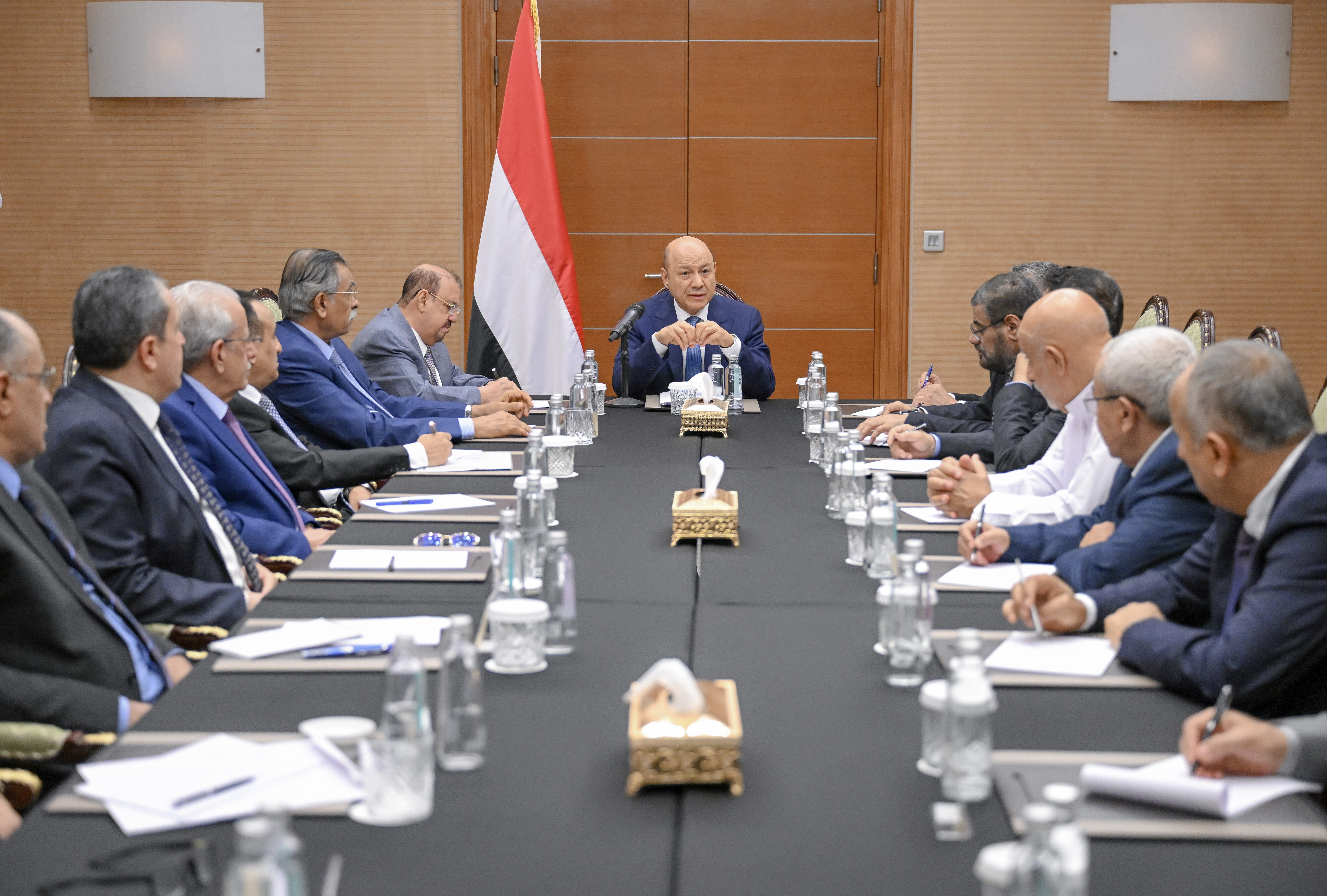رئيس مجلس القيادة الرئاسي يجتمع برئاستي مجلسي النواب والشورى ورؤساء الكتل البرلمانية 28 مايو 2023
