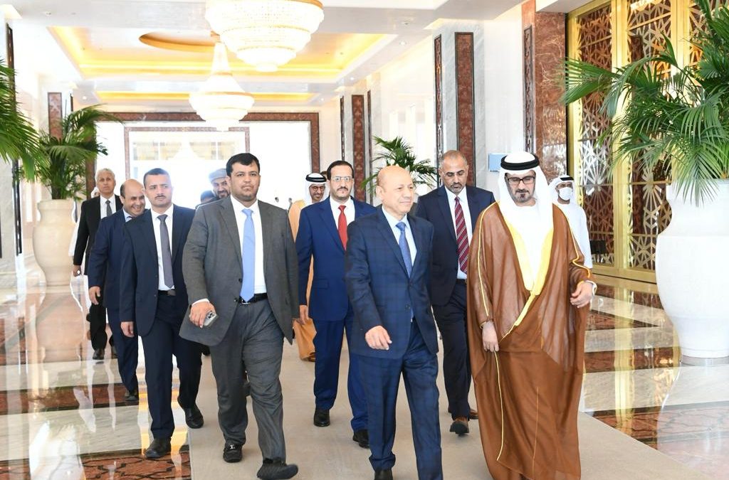 رئيس مجلس القيادة الرئاسي ونوابه يعودون إلى أرض الوطن بعد زيارة ناجحة إلى السعودية والإمارات