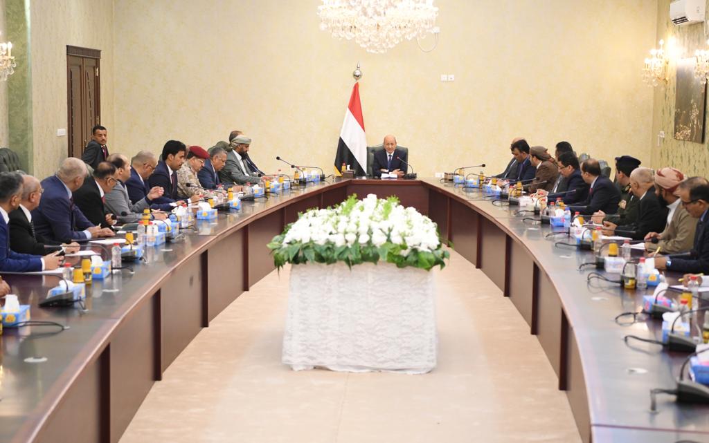 رئيس مجلس القيادة الرئاسي يترأس اجتماعا لمجلس الوزراء