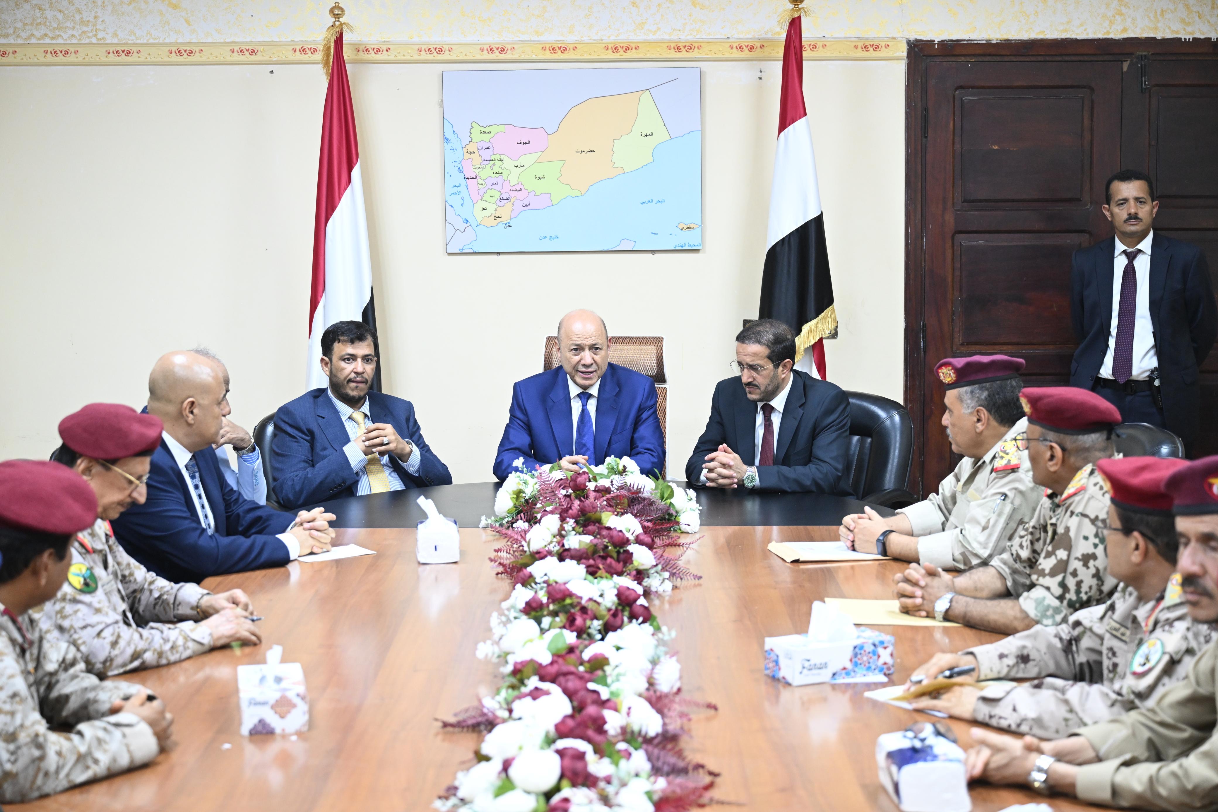 رئيس مجلس القيادة يعقد اجتماعا باللجنة الأمنية في محافظة تعز