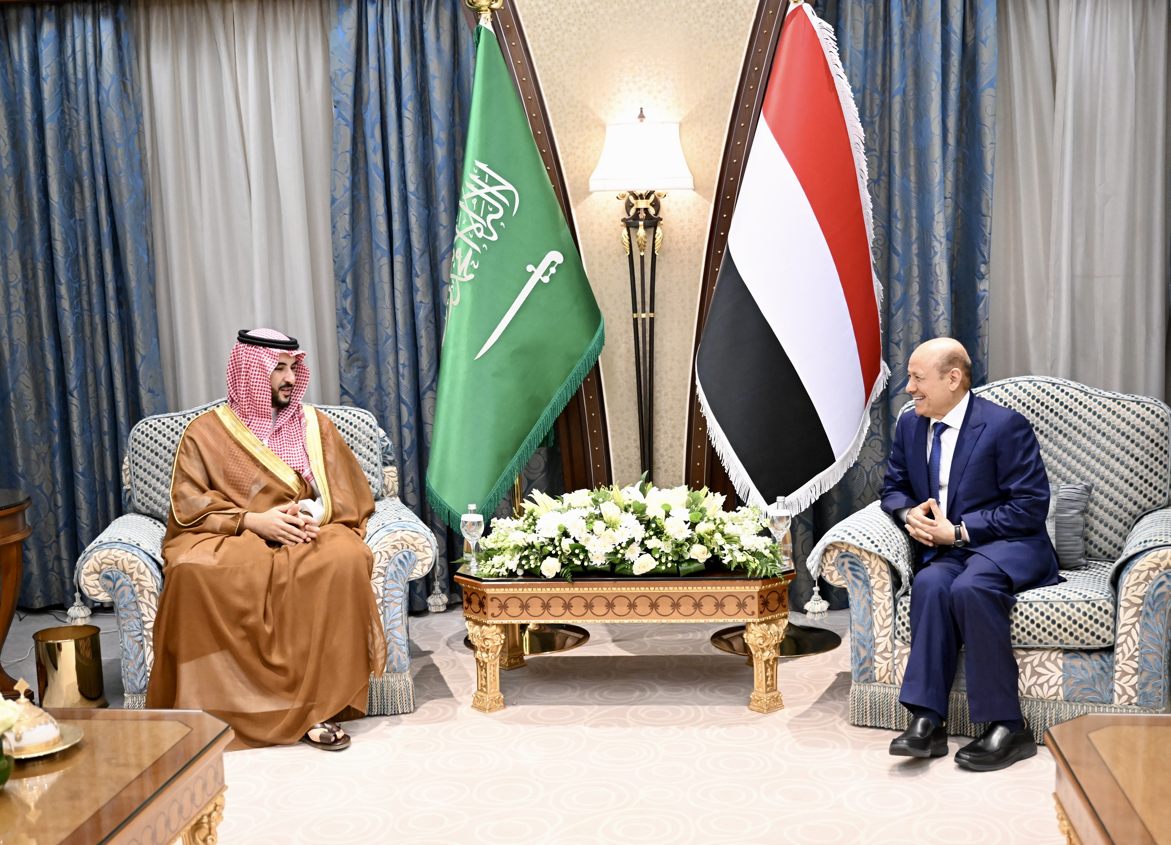 رئيس مجلس القيادة الرئاسي يستقبل صاحب السمو الملكي الأمير خالد بن سلمان للبحث في المستجدات اليمنية والعلاقات الثنائية