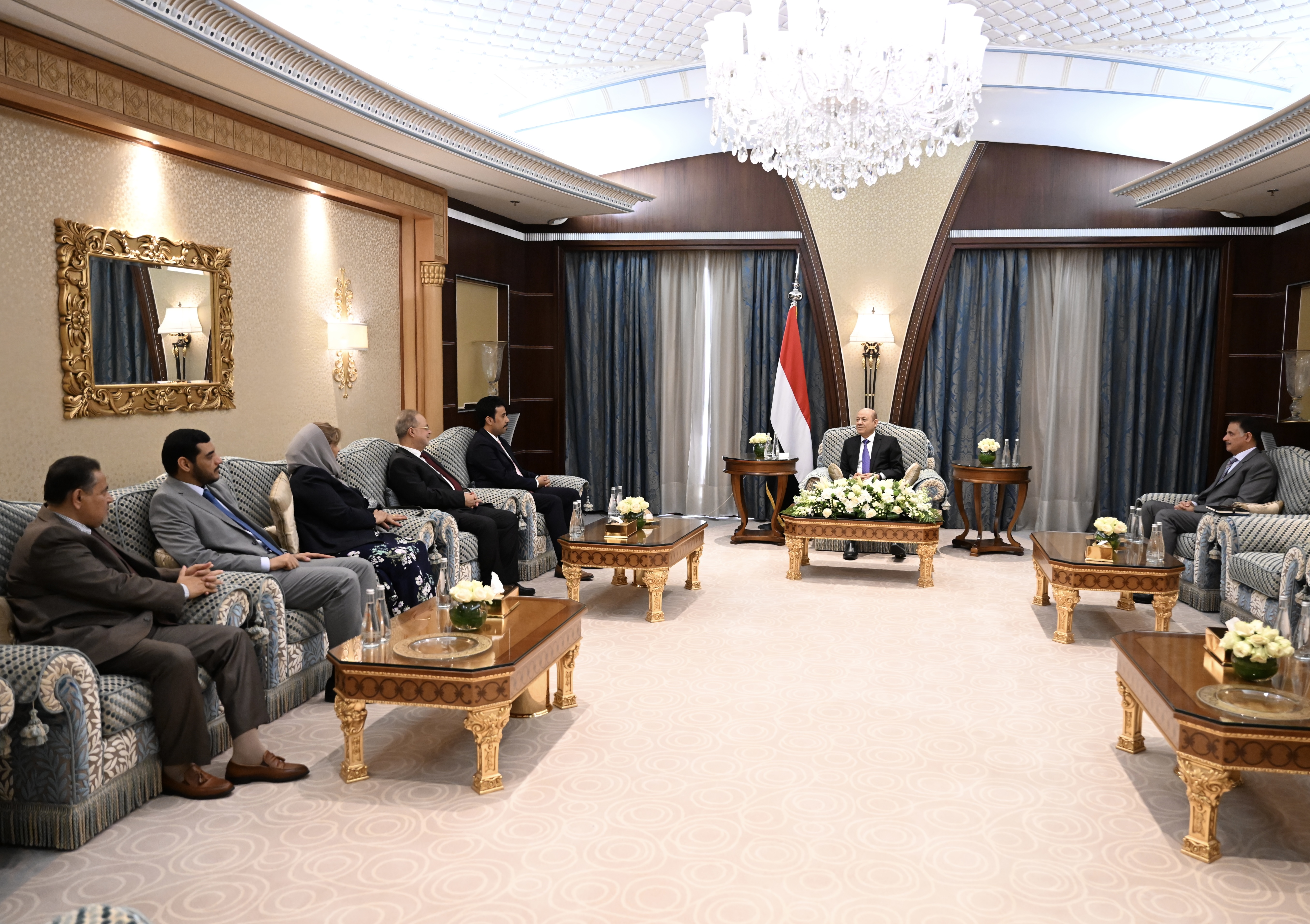 رئيس مجلس القيادة الرئاسي يلتقي رئاسة هيئة التشاور والمصالحة