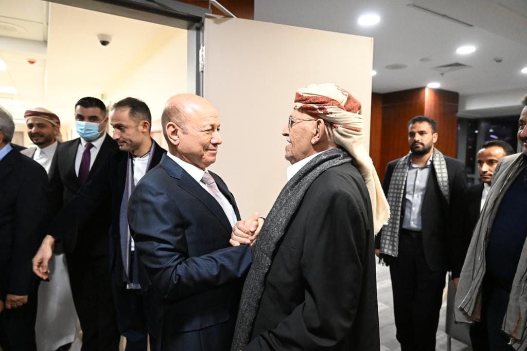 رئيس مجلس القيادة الرئاسي يطمئن على صحة صادق الأحمر