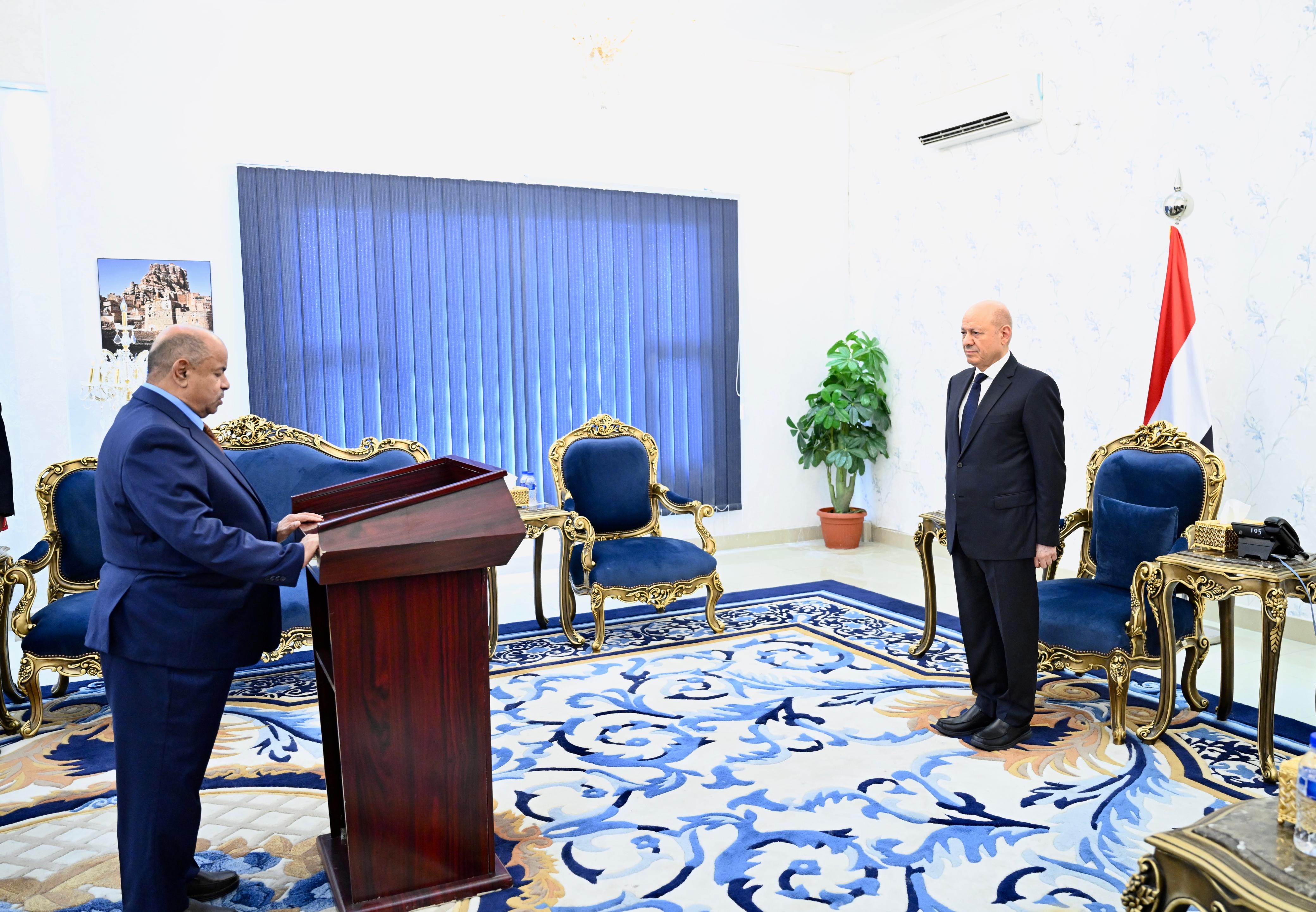 محافظ حضرموت يؤدي اليمين الدستورية أمام رئيس مجلس القيادة الرئاسي 