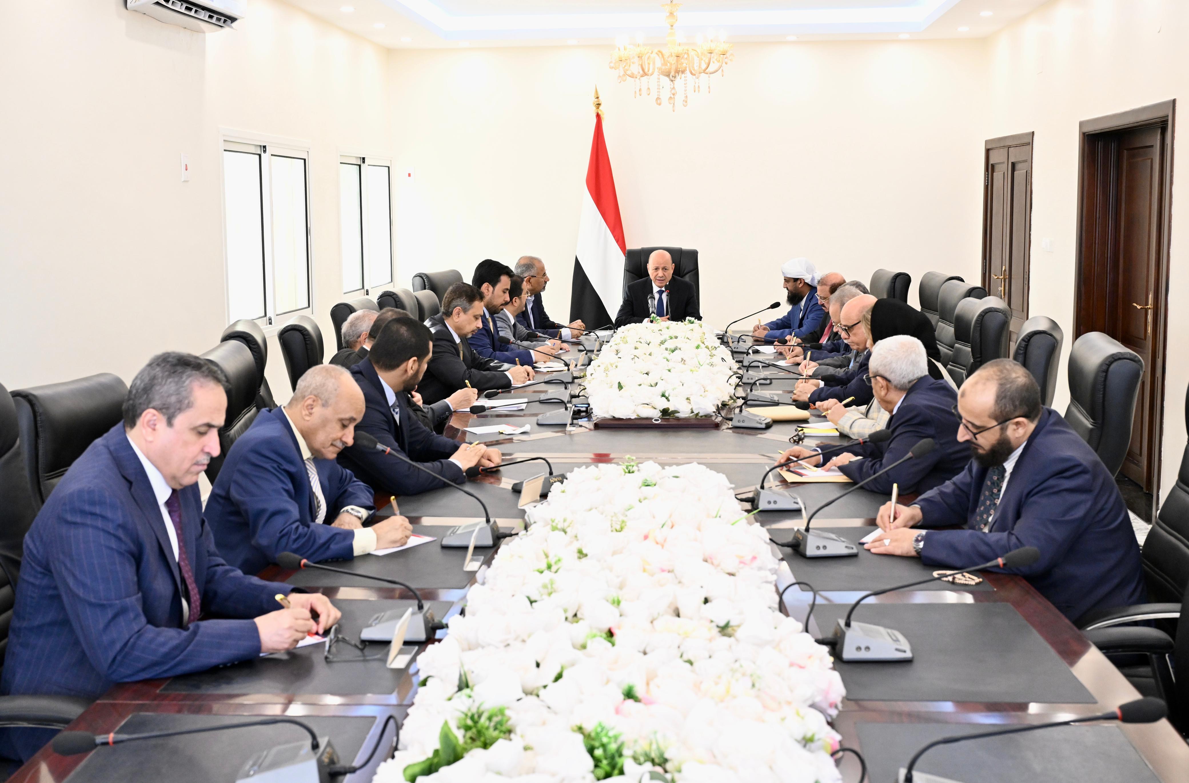 رئيس مجلس القيادة يلتقي هيئات رئاسة مجلسي النواب والشورى والتشاور والمصالحة وعددا من مستشاريه 21 مارس 2024