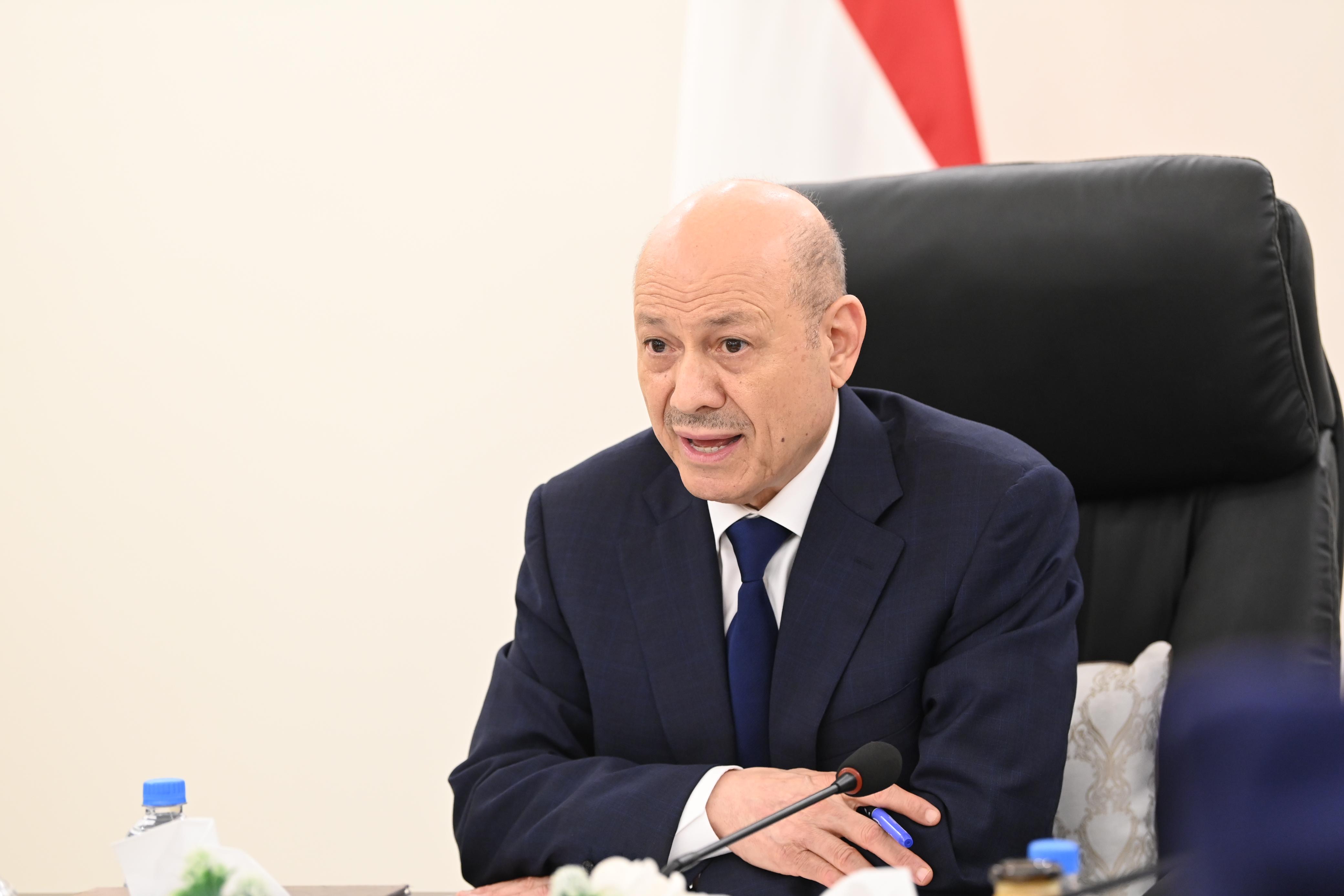 رئيس مجلس القيادة يجتمع بقيادة وزارة الداخلية ورؤساء المصالح الأمنية ومدراء عموم الشرطة في المحافظات 27 مارس 2024
