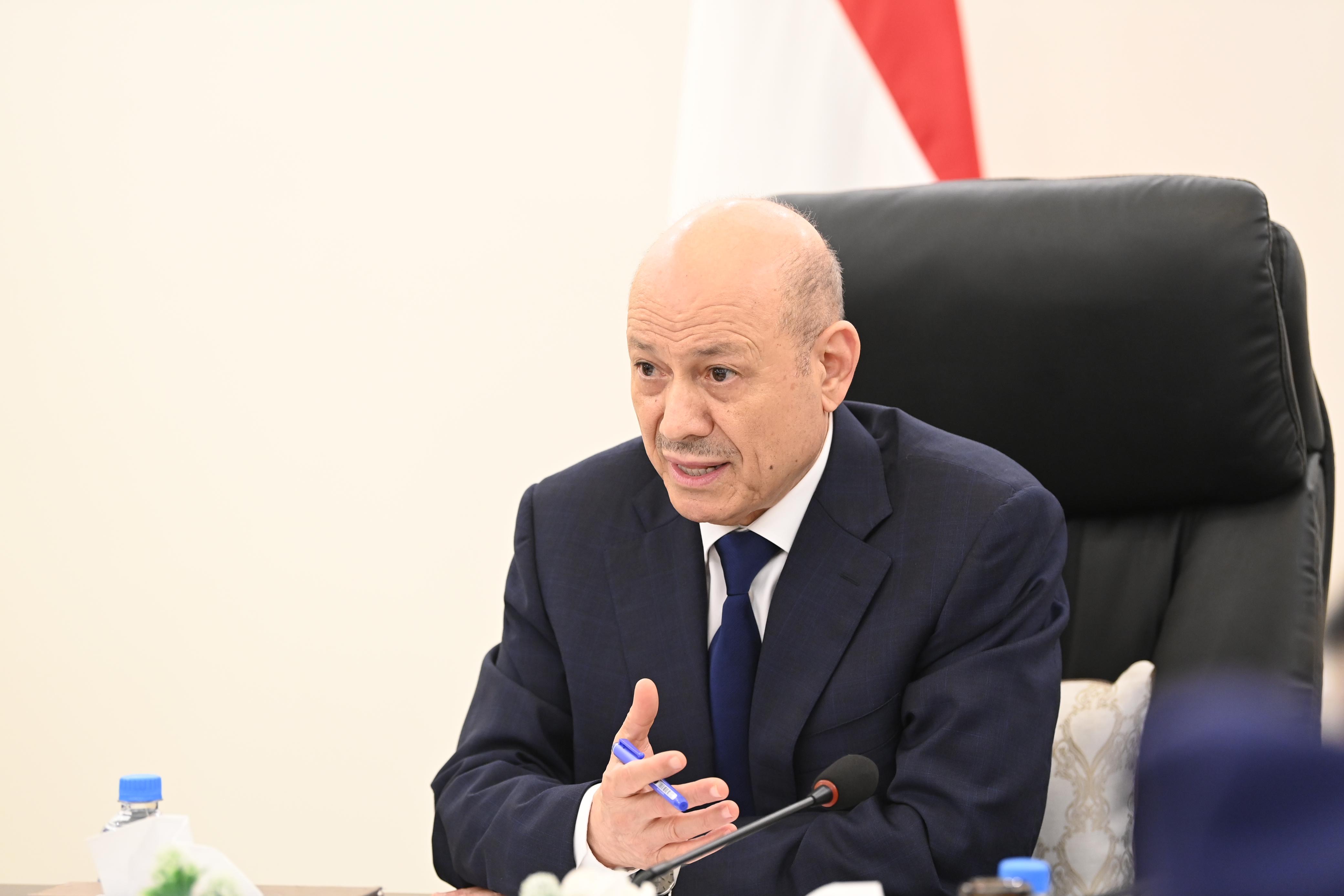 رئيس مجلس القيادة يجتمع بقيادة وزارة الداخلية ورؤساء المصالح الأمنية ومدراء عموم الشرطة في المحافظات 27 مارس 2024