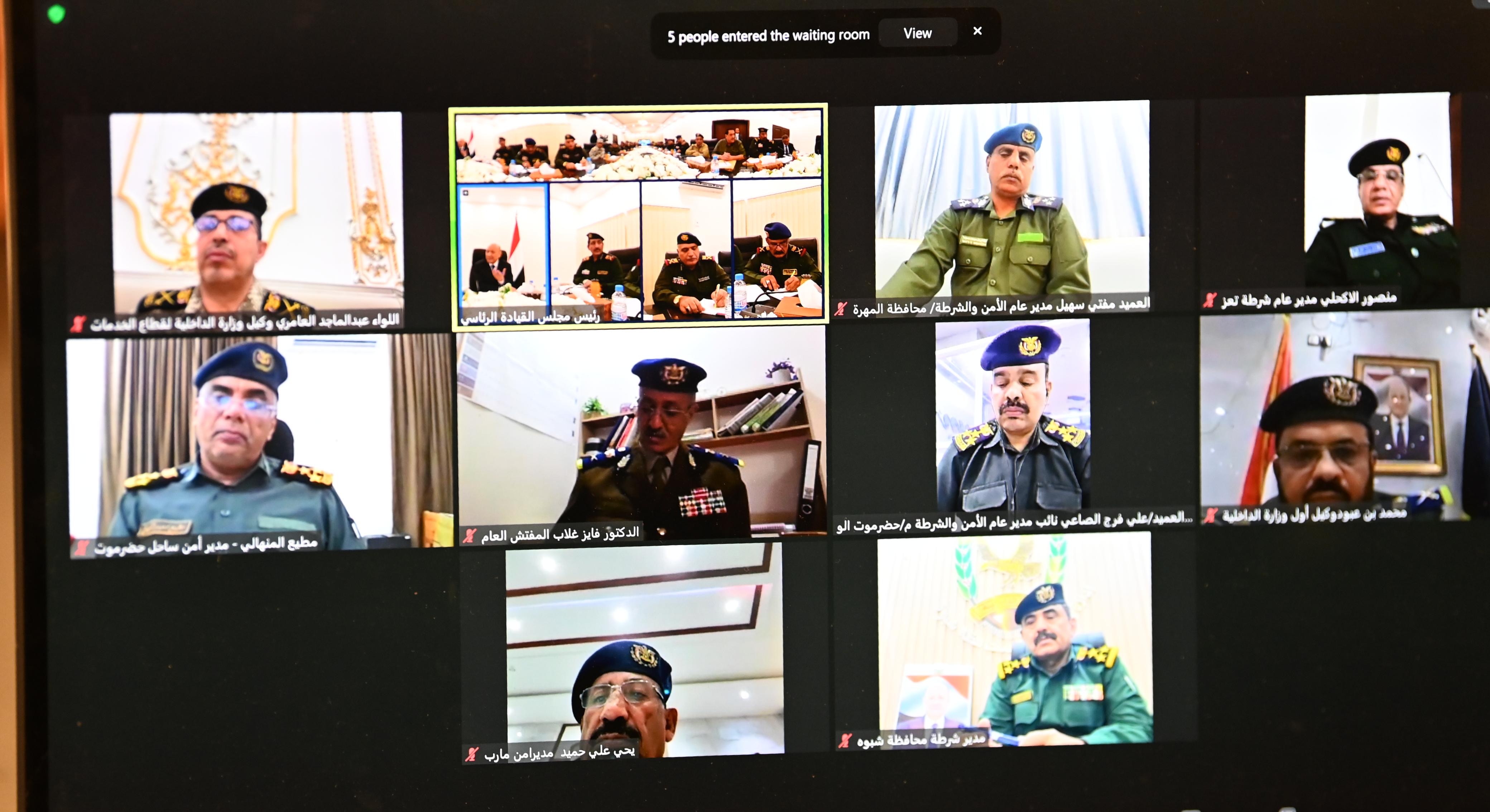 رئيس مجلس القيادة يجتمع بقيادة وزارة الداخلية ورؤساء المصالح الأمنية ومدراء عموم الشرطة في المحافظات 27 مارس 2024
