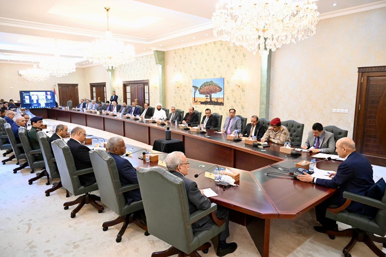رئيس مجلس القيادة يرأس اجتماعا مشتركا للحكومة ومحافظي المحافظات  29 مارس 2024