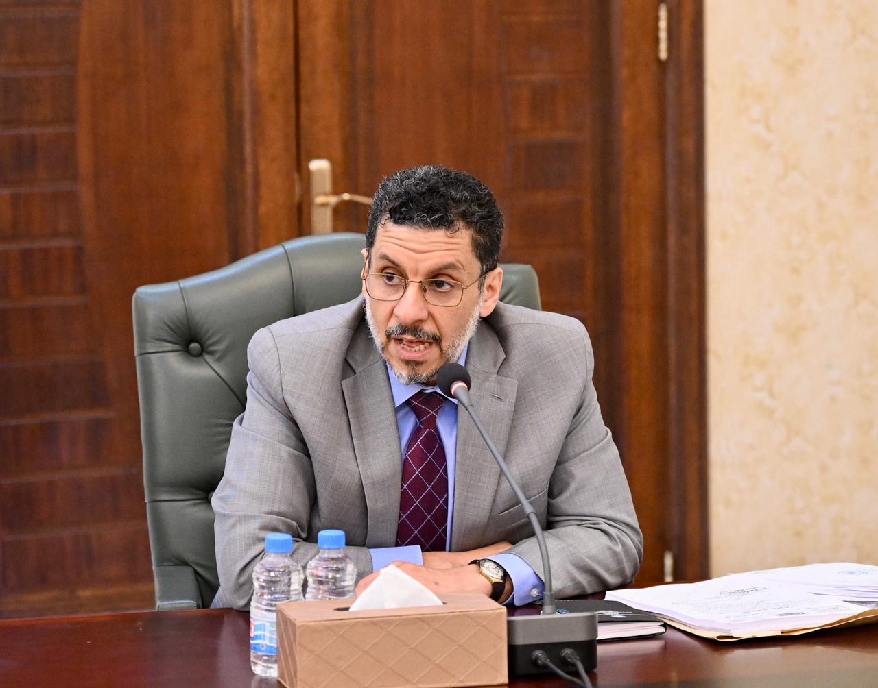 رئيس مجلس القيادة يرأس اجتماعا مشتركا للحكومة ومحافظي المحافظات  29 مارس 2024
