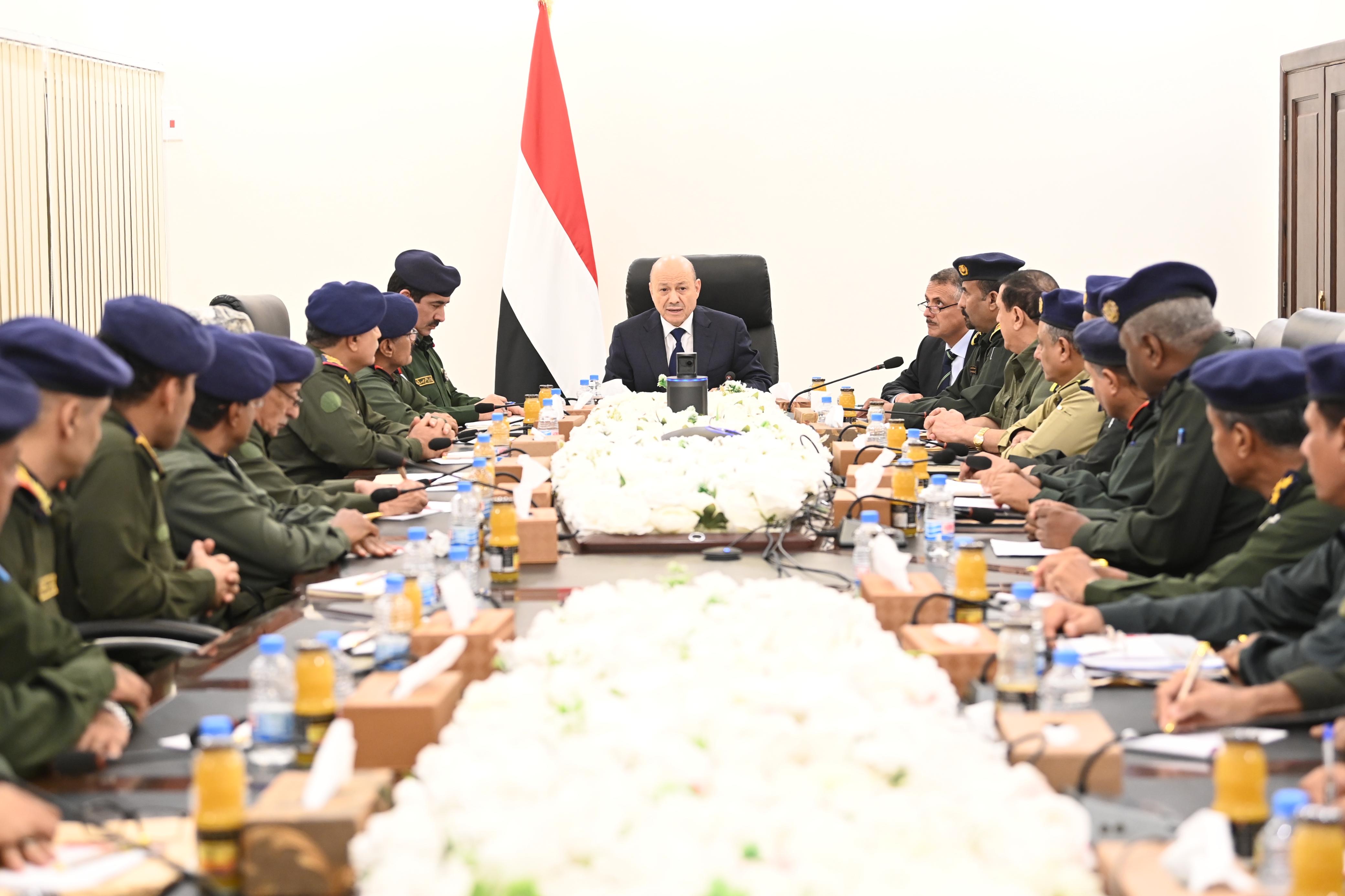 رئيس مجلس القيادة يجتمع بقيادة وزارة الداخلية ورؤساء المصالح الأمنية ومدراء عموم الشرطة في المحافظات 27 مارس 2024