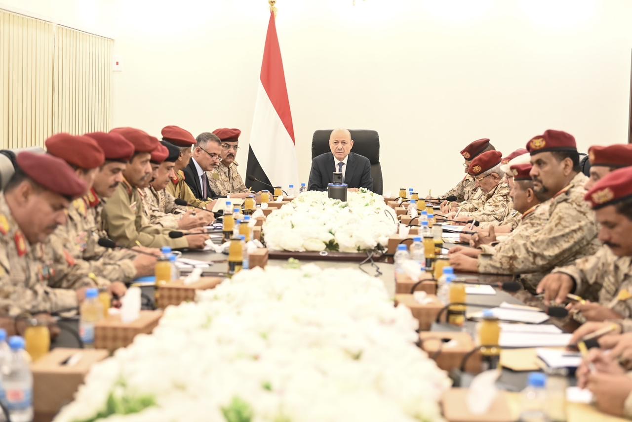 رئيس مجلس القيادة يجتمع بقيادة وزارة الدفاع ورئاسة هيئة الاركان وقادة القوات والمناطق والمحاور العسكرية  25 مارس 2024