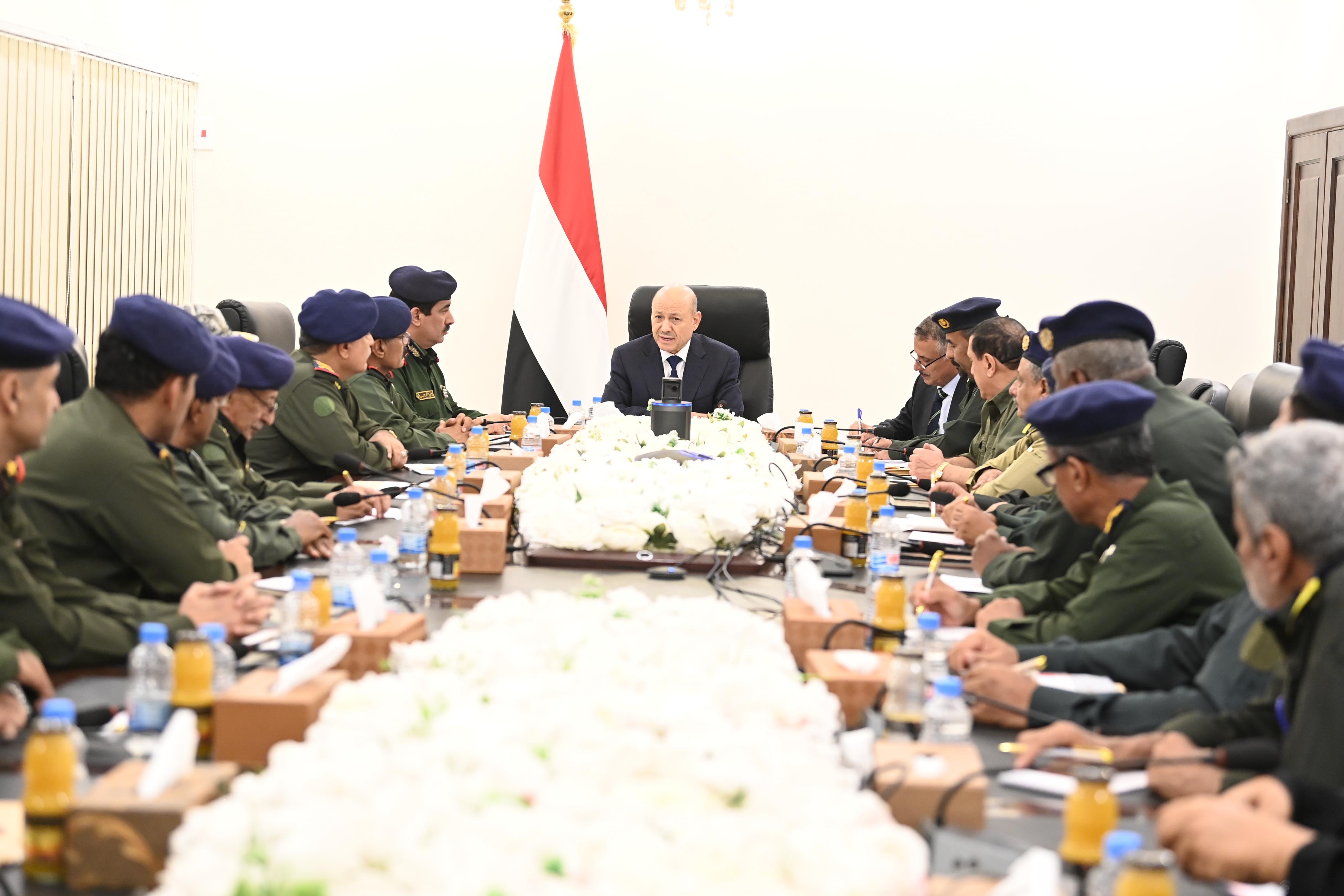 رئيس مجلس القيادة يجتمع بقيادة وزارة الداخلية ورؤساء المصالح الأمنية ومدراء عموم الشرطة في المحافظات 27 مارس 2024