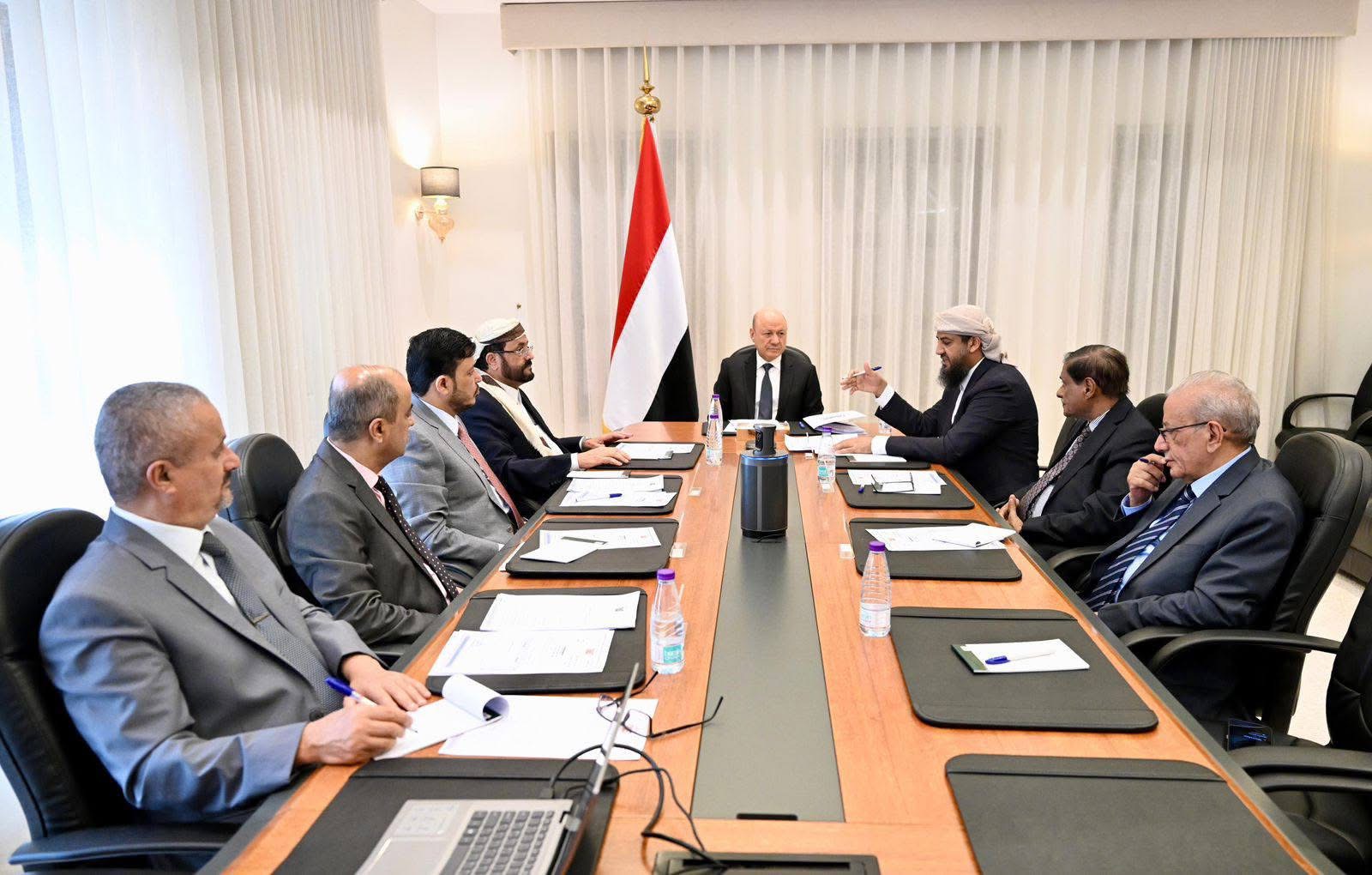 مجلس القيادة يؤكد أهمية تكامل السلطات وتقديم الدعم والحماية اللازمة للمواطنين في المحافظات غير المحررة