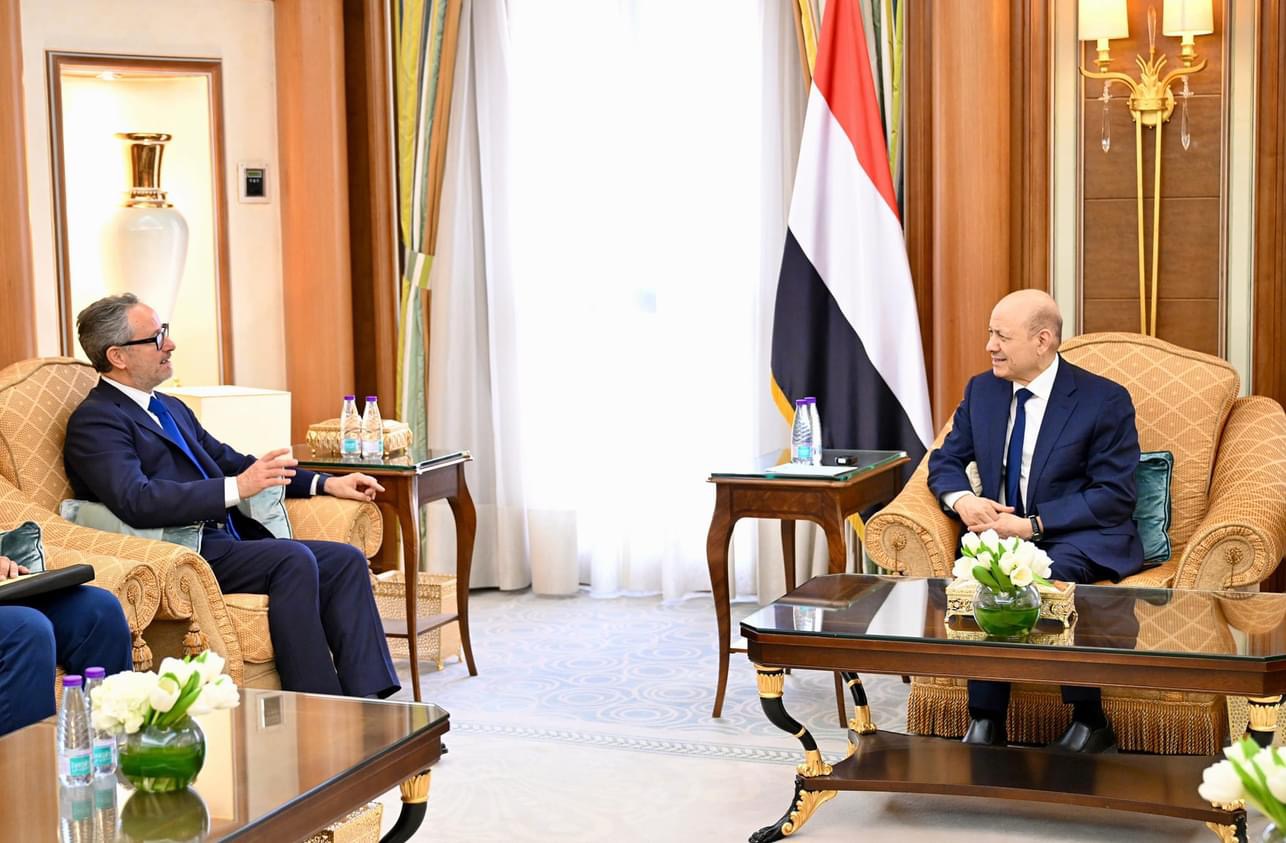 رئيس مجلس القيادة يدعو الإتحاد الأوروبي إلى تصنيف المليشيات الحوثية منظمة إرهابية دولية