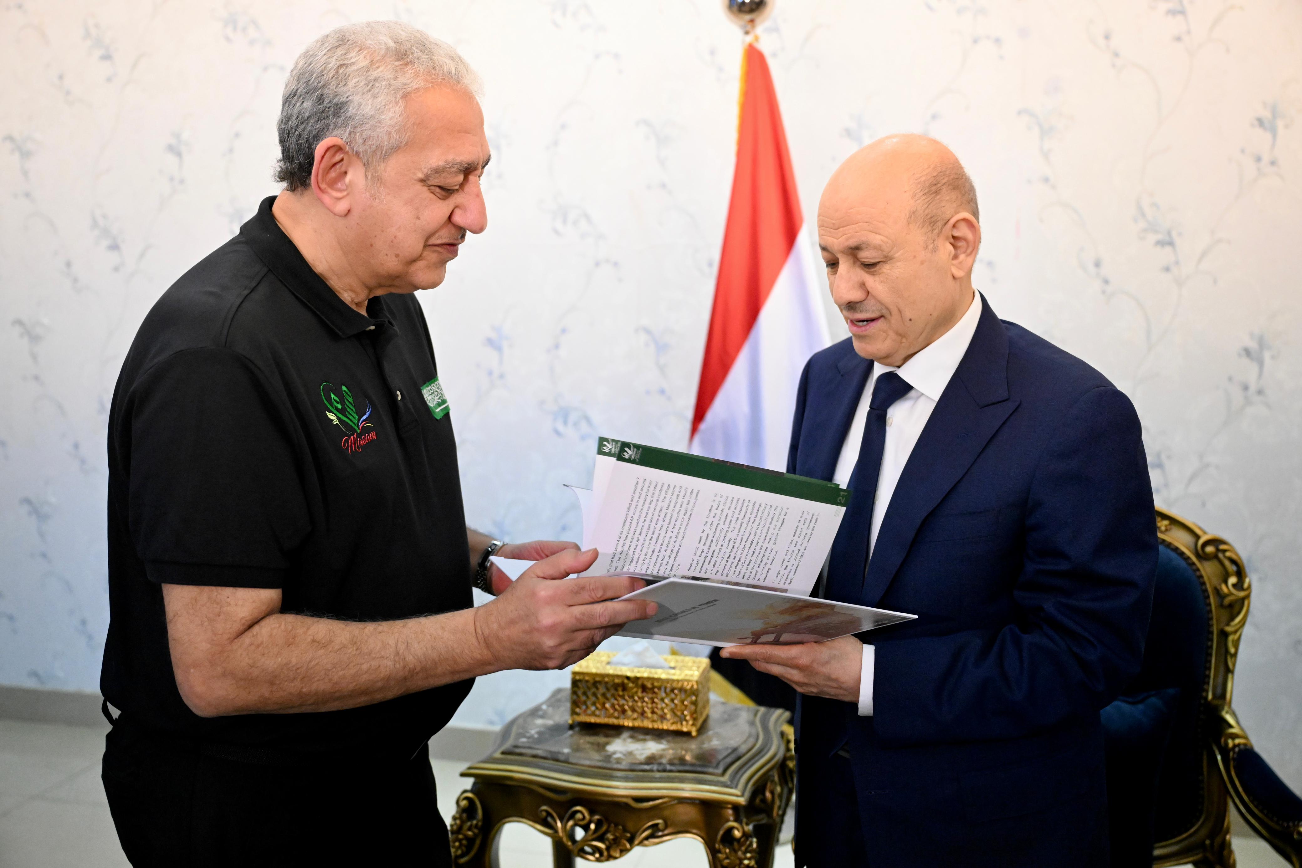 رئيس مجلس القيادة الرئاسي يكرم مشروع 